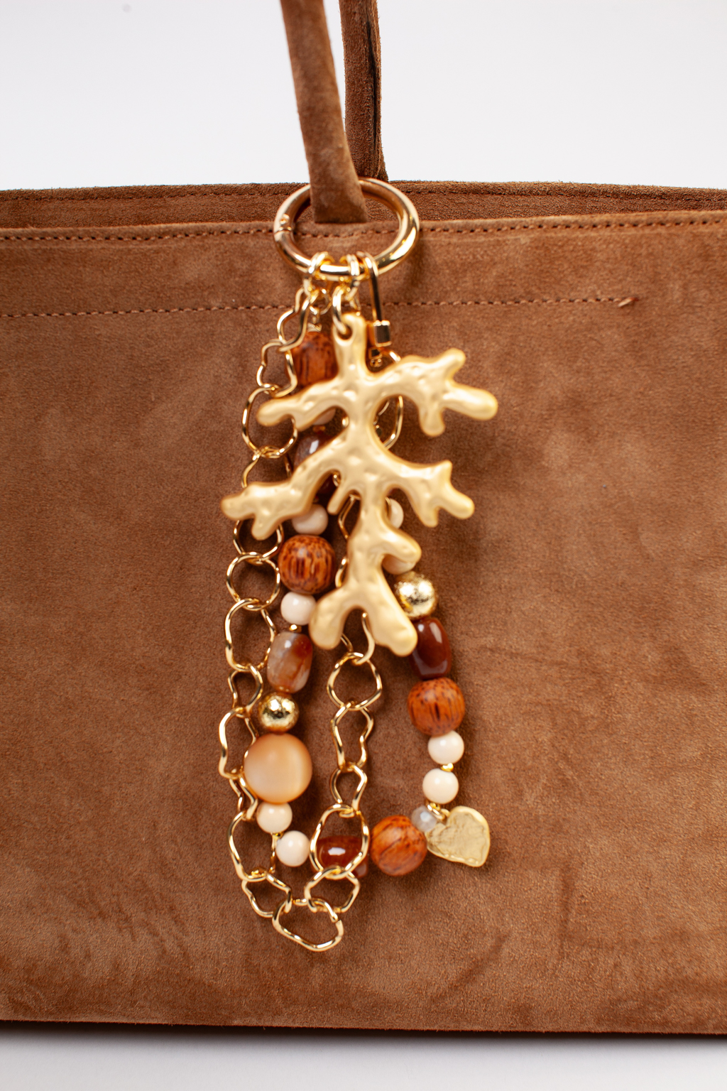 Позвольте раскрыть свой стиль в полной мере. Выполненный вручную, этот уникальный дизайнерский брелок подарит настроения образу и добавит уникальности своей обладательнице. Украшение изготавливалось из натурального дерева, майорки, акрила и гипоаллергенного металла.