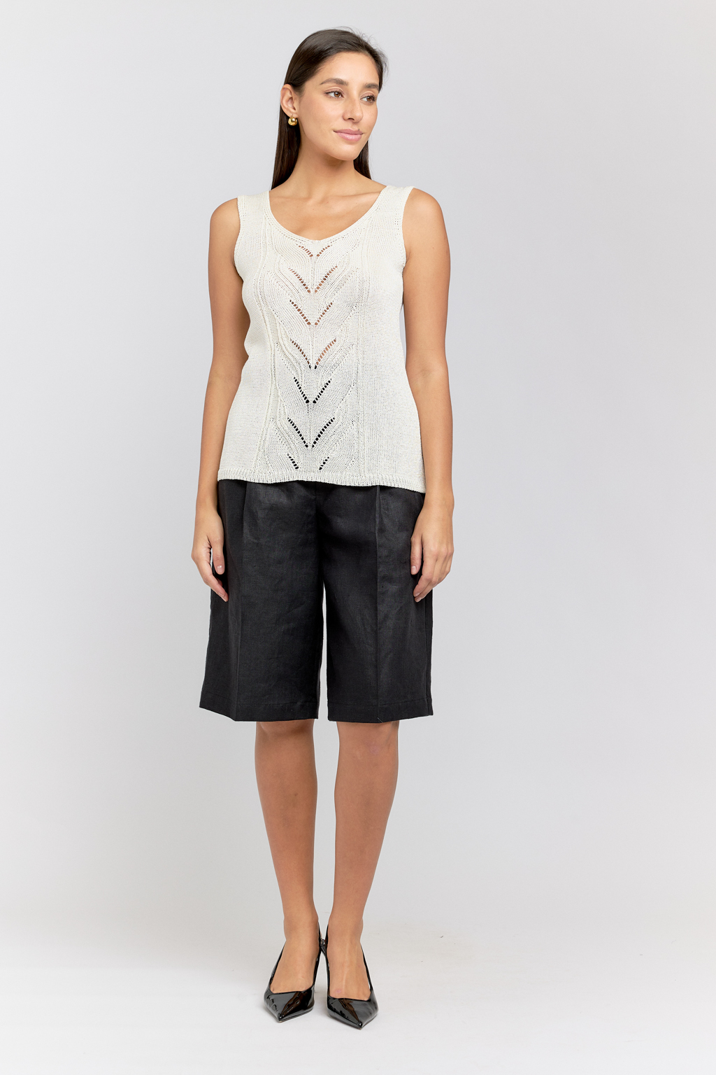 Майка с V-образным вырезом прямого силуэта.