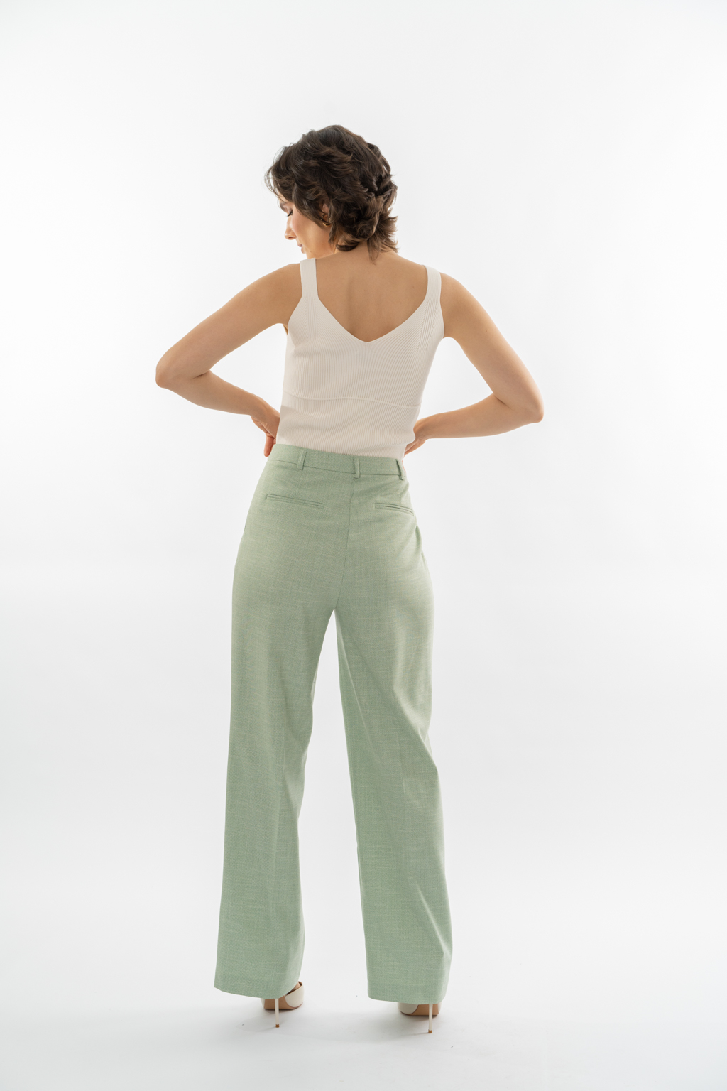 Прямые брюки из костюмной ткани в мятном цвете с выработкой под лен