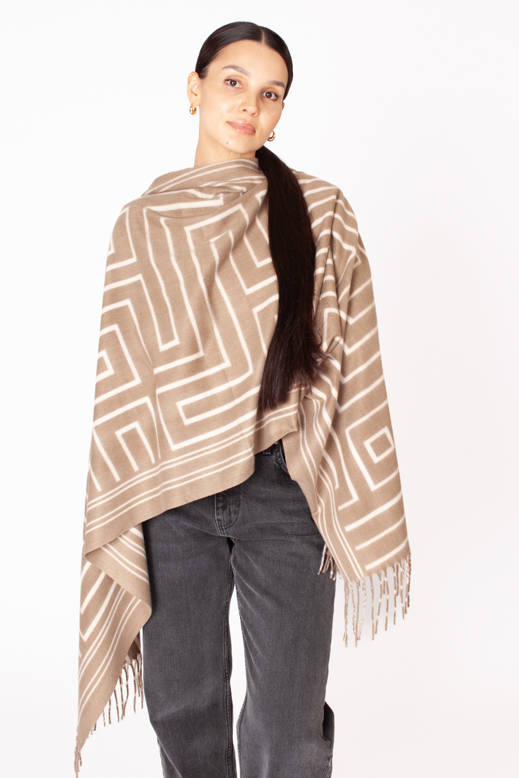 Палантин с геометрическим принтом изготовлен из практичной и приятной на ощупь 100 % вискозы. Изделие согреет в прохладную погоду, защитит от ветра голову и шею, с легкостью адаптируясь к различным комплектам для межсезонья.