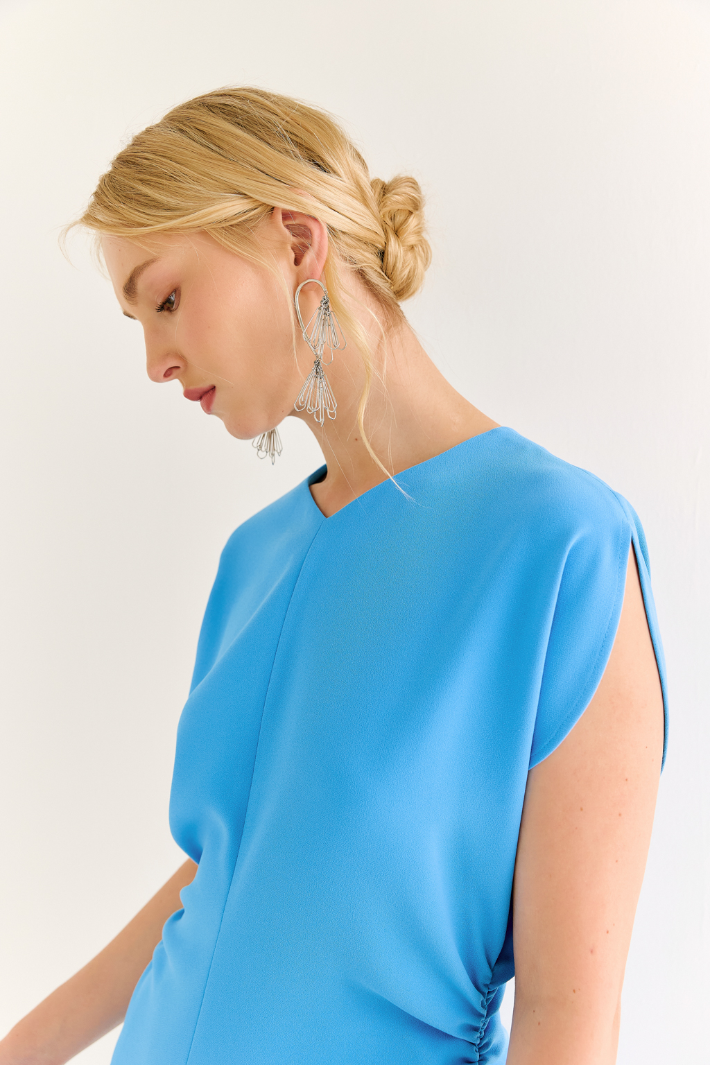 Платье с акцентной талией: элегантность, мимо которой невозможно пройти. Это платье создано, чтобы подчёркивать фигуру и движение. Сборка на талии формирует выразительный силуэт "песочные часы", а клёш по низу придаёт образу лёгкость и динамику. Короткий рукав и округлый вырез подчёркивают лаконичность верха, позволяя сделать акцент на линии тела. Идеально для особых случаев, коктейльных мероприятий или ужинов. При этом легко адаптируется для повседневной элегантности — достаточно выбрать правильную стилизацию. Сдержанный шик с характером уверенной женщины.