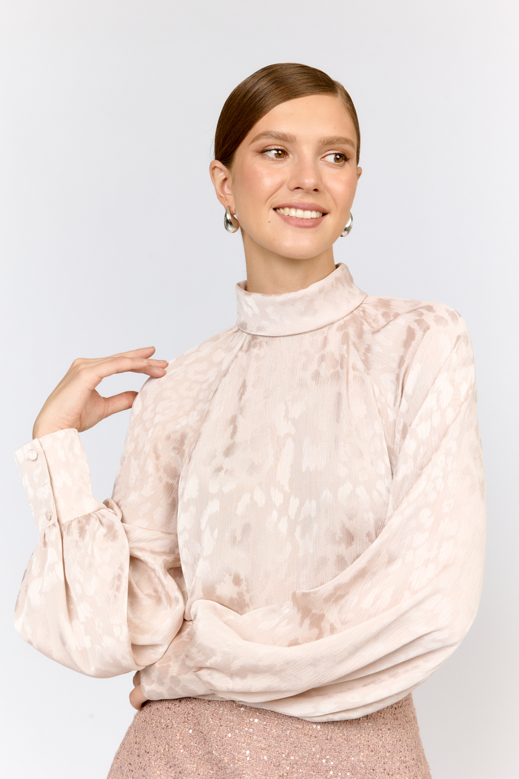 Блуза свободного кроя с объемным рукавом на резинке. Рукав реглан. Шифон дарит  изделию легкость, воздушность и мягкий драпирующийся силуэт. Преимущества ткани: воздушная  текстура, практичность в уходе и стойкость цвета. Легкость материала позволяет  создать многослойные силуэты без утяжеления.