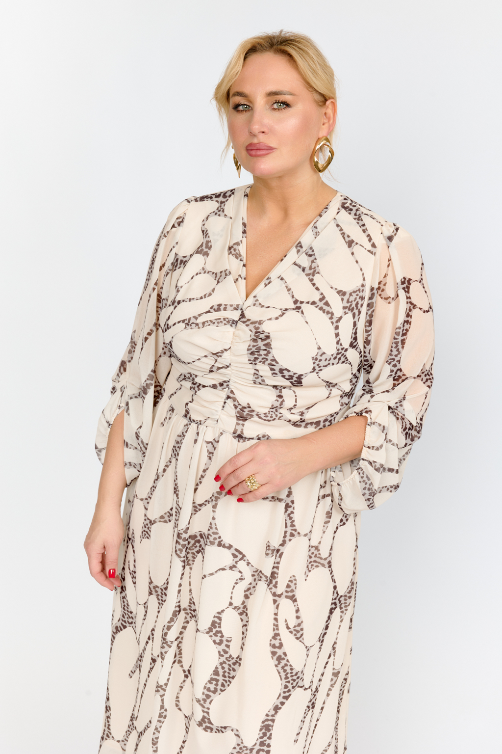 Платье романтичное с V-образным вырезом и коротким рукавом на резинке. Складки по линии горловины переходящие в сборки на талии. Застежка на молнию и пояс.