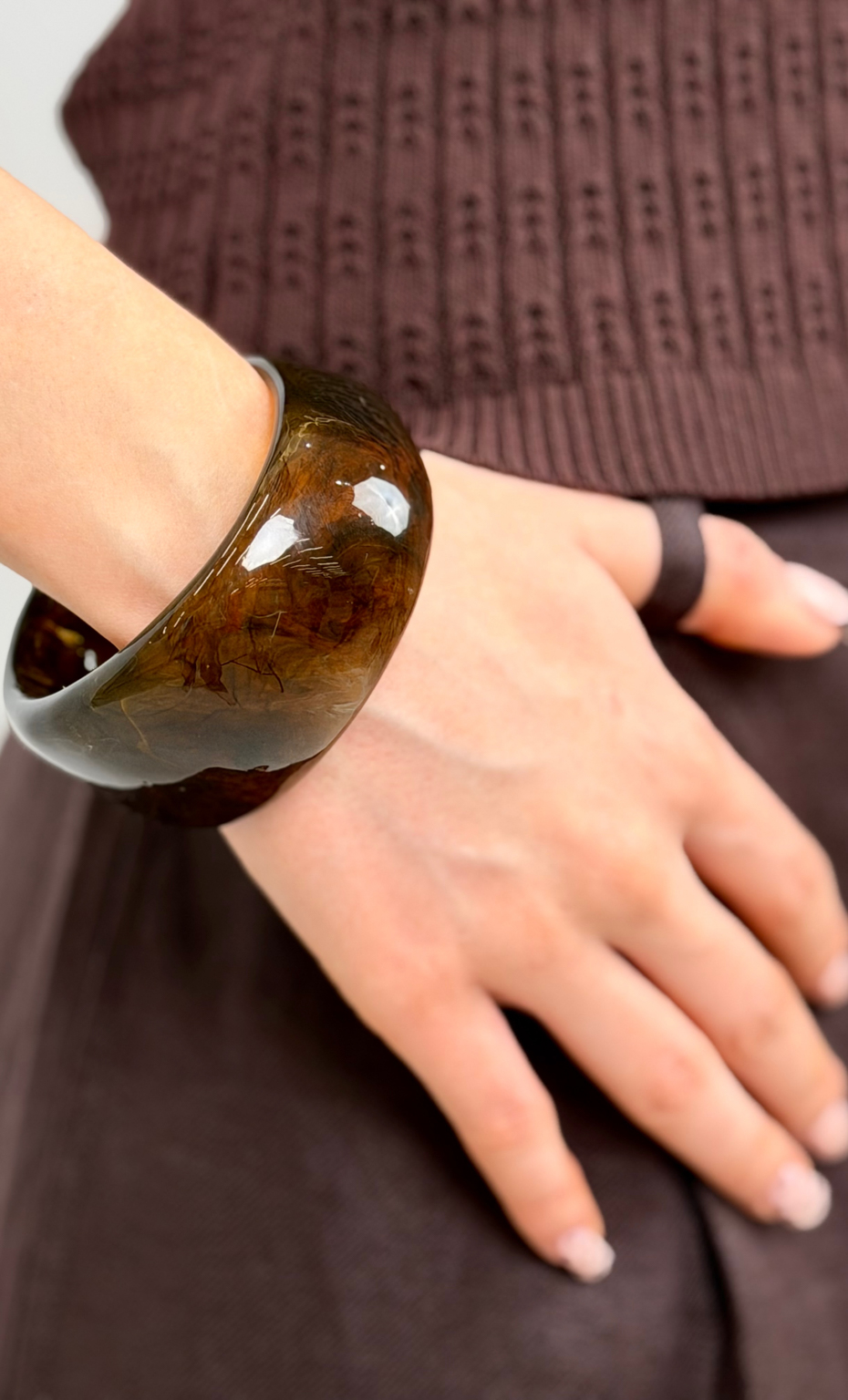 Широкий браслет в трендовом оттенке, создан для женщин, ценящих неподвластный стиль времени. Изделие выполнено из акрилового ацетата, что обеспечивает его долговечность, легкость и современный дизайн.