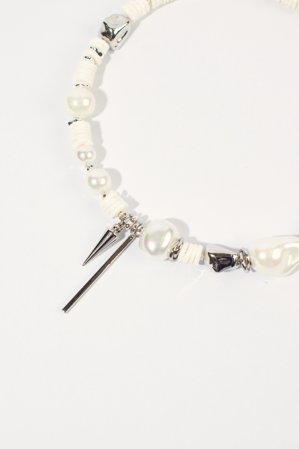 Дизайнерское колье с белым перламутром и майоркой подчеркнет неповторимый стиль и уникальность своей обладательницы. Гематит придаст благородный метталический блеск и сияние натуры. Фурнитура выполнена из гипоаллергенного сплава со стойким гальваническим покрытием.