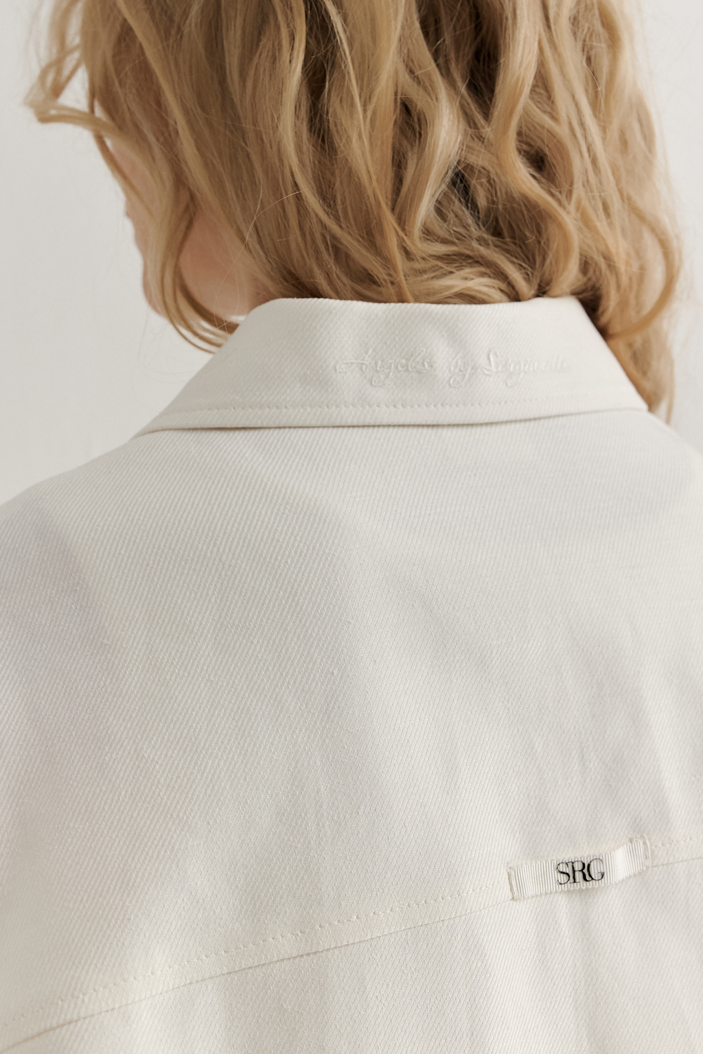 Парка-рубашка, выполненная из стопроцентного льна с диагональной выработкой, представляет собой прекрасный второй слой для летних образов. Скроенная по лекалам классической мужской рубашки, эта модель украшена 3D вышивкой, имитирующей накладные карманы. Планка с застежкой на пуговицы, рубашечный воротник со стойкой, широкие манжеты рукавов, кокетка спинки и вырезы внизу боковых швов подчеркивают уникальный дизайн этой модели. Завершает образ вышивка-слоган новой коллекции, расположенная на воротнике.