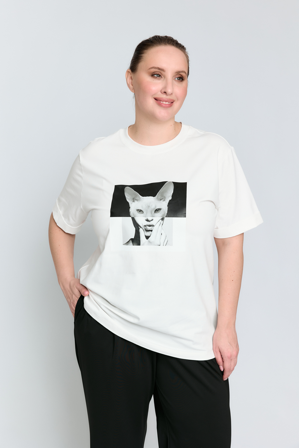 Футболка прямого силуэта с шелкографией по полочке.