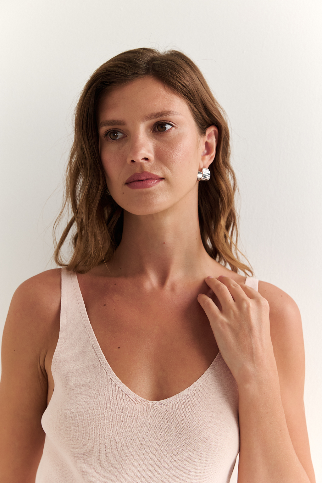 Топ с V-образным вырезом горловины.