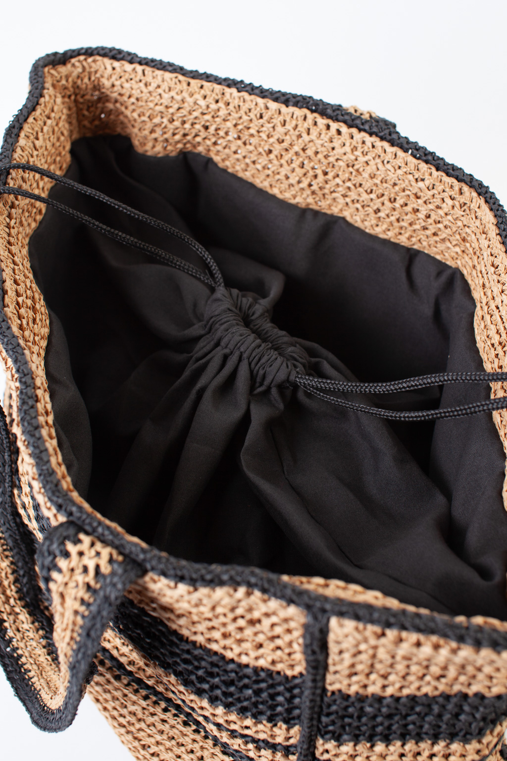 Плетеная сумка из качественной целлюлозы создана для настоящих ценительниц стиля и практичности. Интересный дизайн в виде полоски добавит уникальности своей обладательнице. Вместительного размера сумка имеет внутренний кармашек, тканевый подклад в виде увеличенного мешка, который при желании можно затянуть, чтобы вещи не вываливались Размеры 54*35*17 см