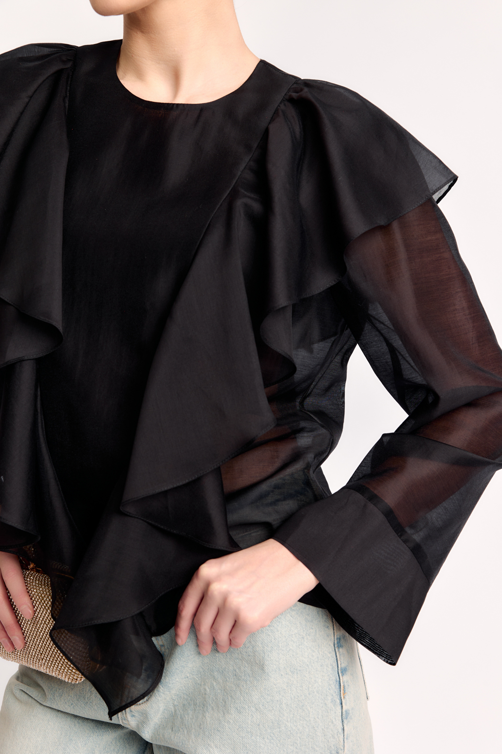 Блуза с двумя вертикальными воланами на полочке и спинке.