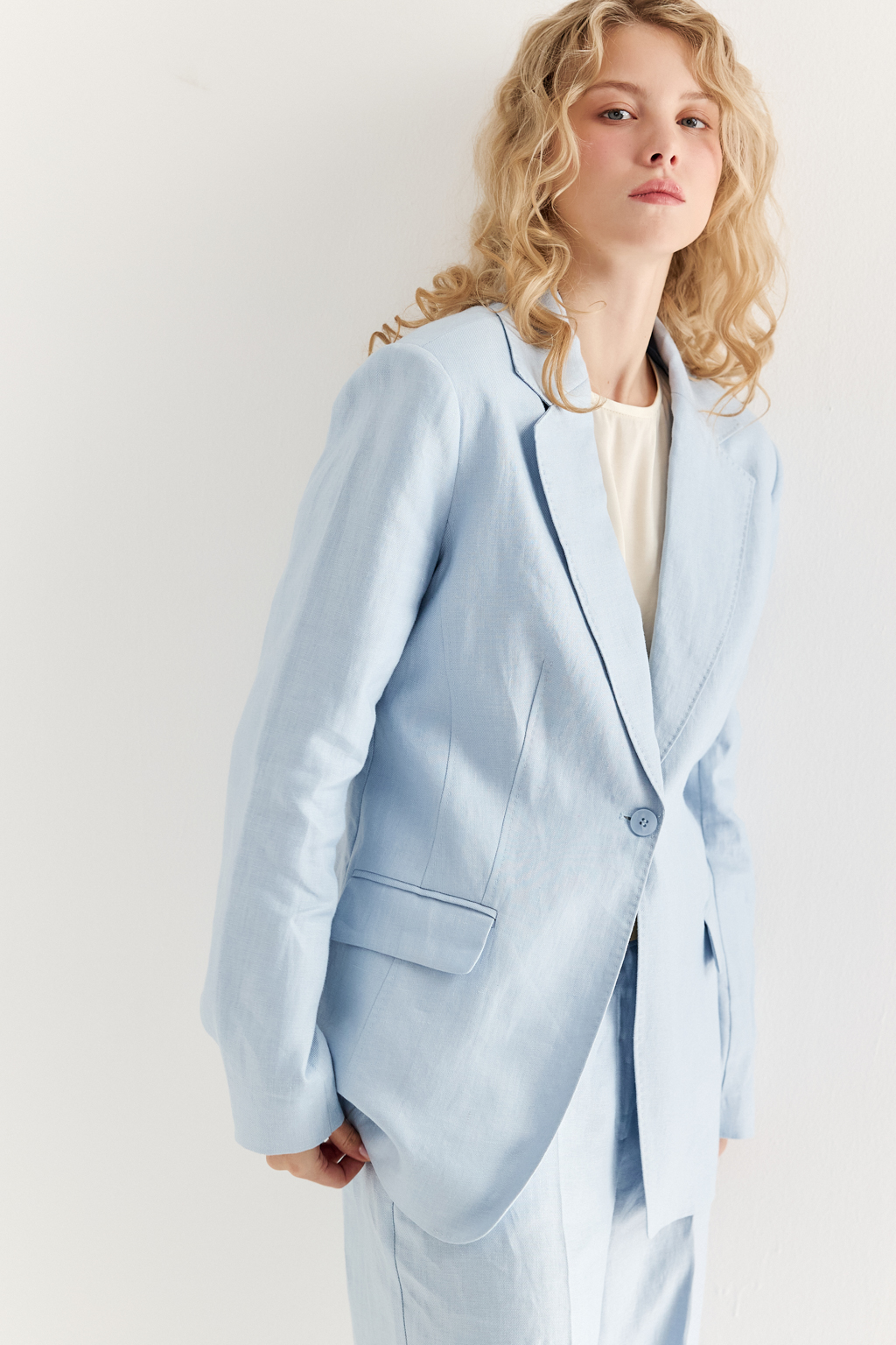 Представляем жакет из льняного твила с эффектом air wash, выполненный в изысканном акватически голубом цвете. Этот жакет из стопроцентного тактильного льна воплощает главные тенденции сезона – расслабленность и утонченную элегантность, объединяя их в концепции нового комфорта. Жакет отличается полуприлегающим свободным силуэтом, дарящим ощущение мягкости и комфорта. Внимание к каждой детали проявляется в отделке швов лацкана, воротника и борта имитацией «ручного стежка, сложной и проработанной до мелочей окантовкой внутренних швов и частичной подкладки. Клапаны украшают входы в карманы-рамки, а изящный абрис воротника и лацкана, частичная подкладка и шлица на спинке, в сочетании с акцентом на талии, превращают этот жакет в абсолютный must-have сезона. Универсальный стиль данного жакета позволяет создавать бесчисленное количество образов.