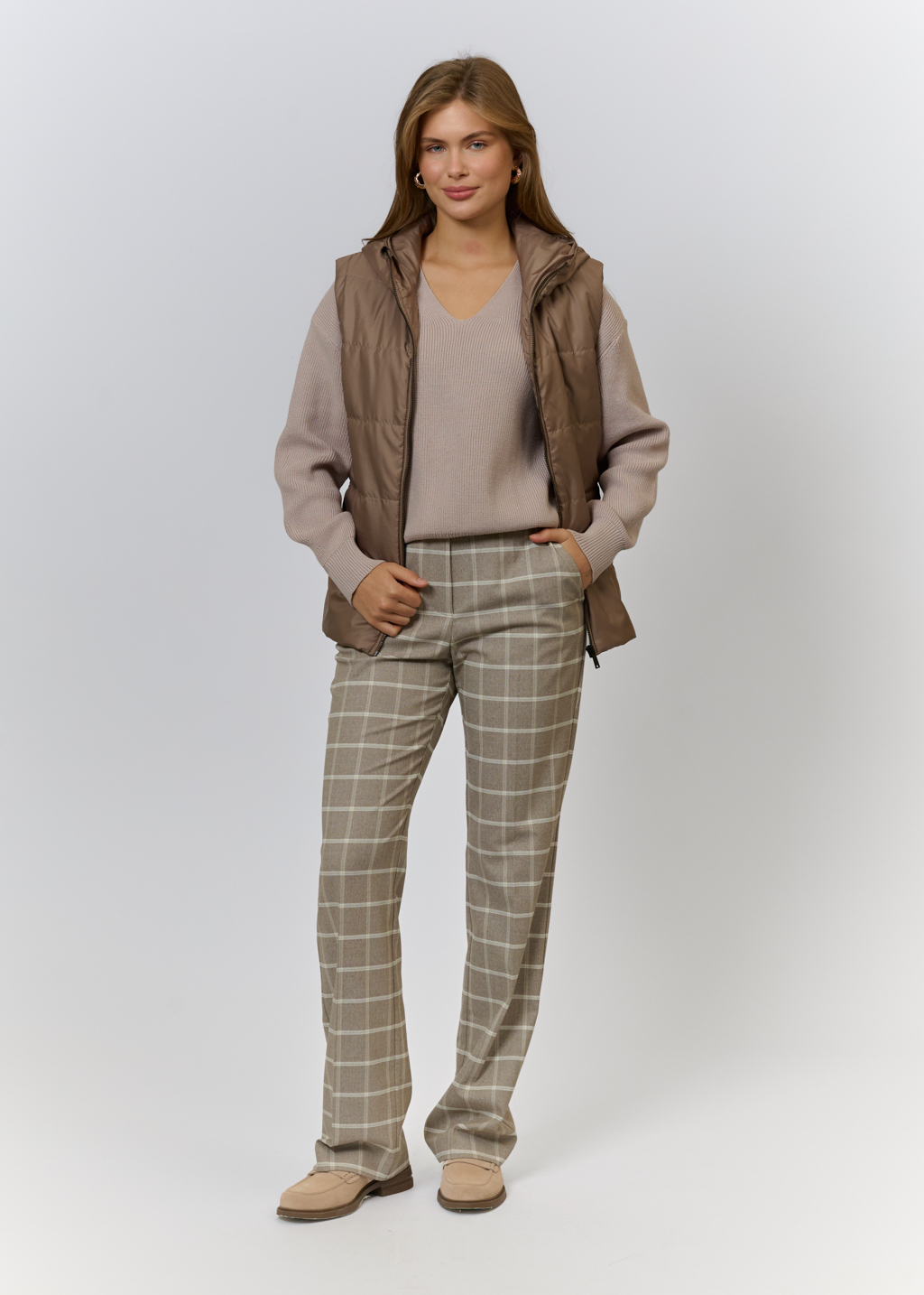 Жилетка на утеплителе с лаконичным капюшоном и молнией. Благодаря силуэту и форме изделие можно носить под пуховиками и тренчем, что создаст актуальный многослойный образ и сохранит тепло в холодную погоду. На подкладке.