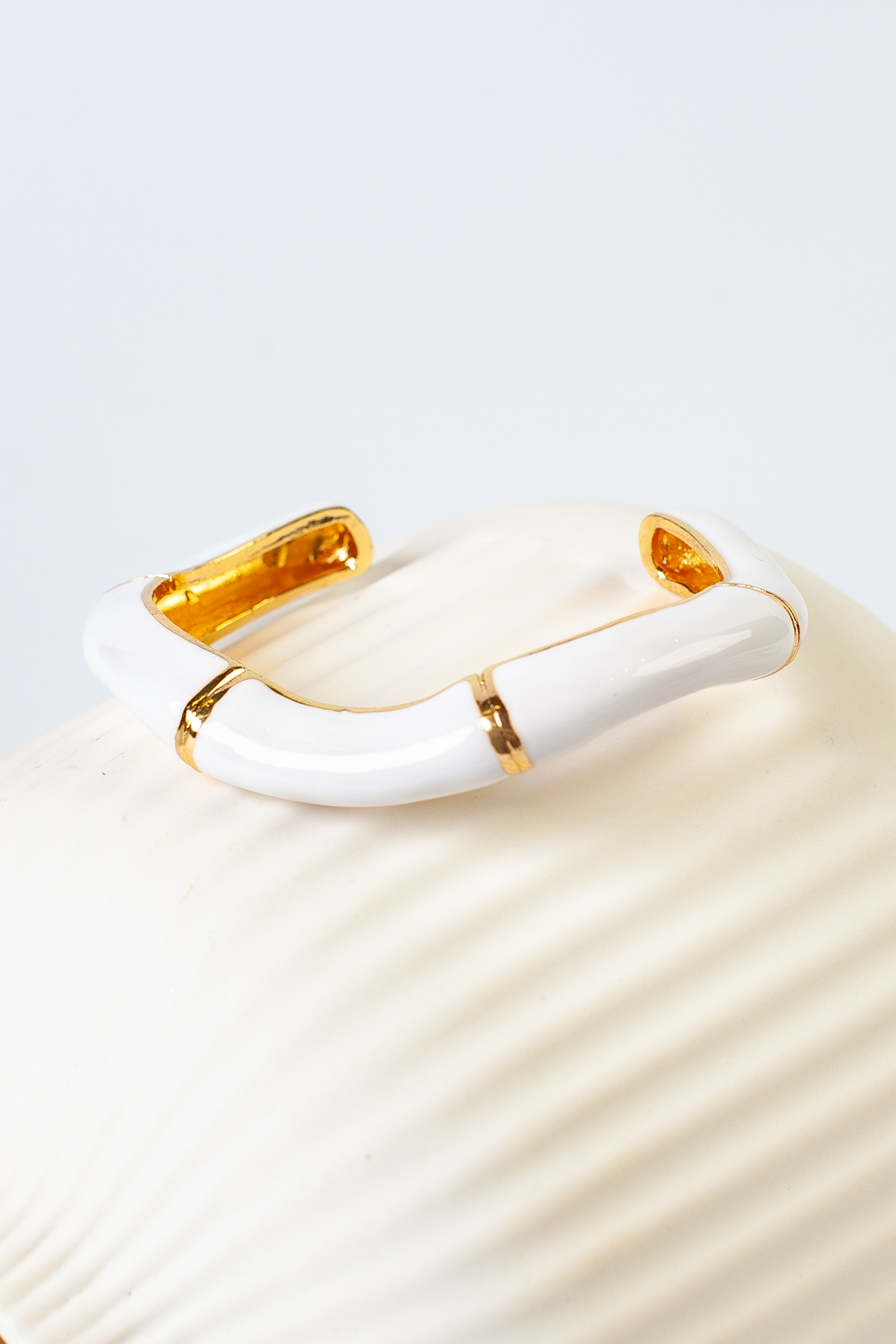 Браслет женский в винтажном стиле. Выполнен из гипоаллергенного бижутерного сплава и пластика, легкий по весу.