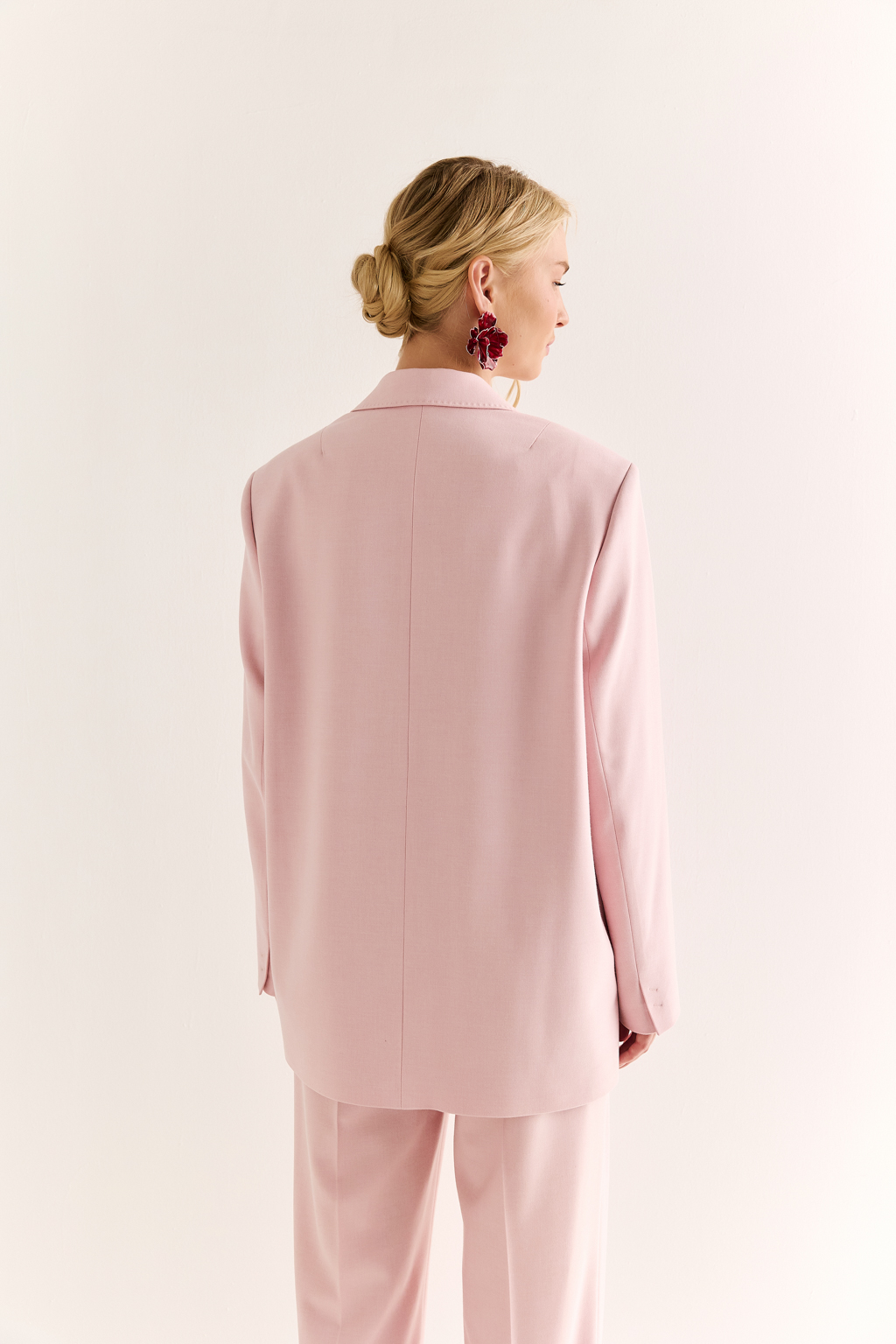 Классический жакет: фундамент уверенного образа. Жакет прямого силуэта с чёткой линией плеч — это безвременная классика, которая подчёркивает вкус и статус. Однобортная застёжка и лаконичные детали делают модель универсальной: она органично впишется как в деловой, так и в повседневный гардероб. Благодаря прямому силуэту и продуманной длине, жакет хорошо садится и визуально стройнит. Идеален в паре с брюками или даже с джинсами — для смелого контраста. Сила в простоте. Элегантность в каждой детали.