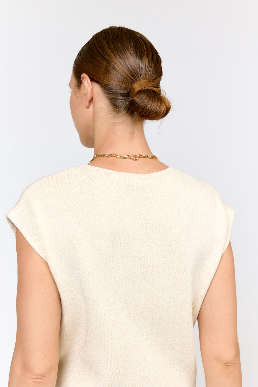 Джемпер со спущенным плечом без рукавов, с круглым вырезом, свободного кроя. Качественный материал с вискозой и эластаном в составе обеспечивает комфорт и безупречную посадку. Джемпер дополнит комплект с юбкой или брюками из аналогичного материала для создания лаконичного стильного лука.