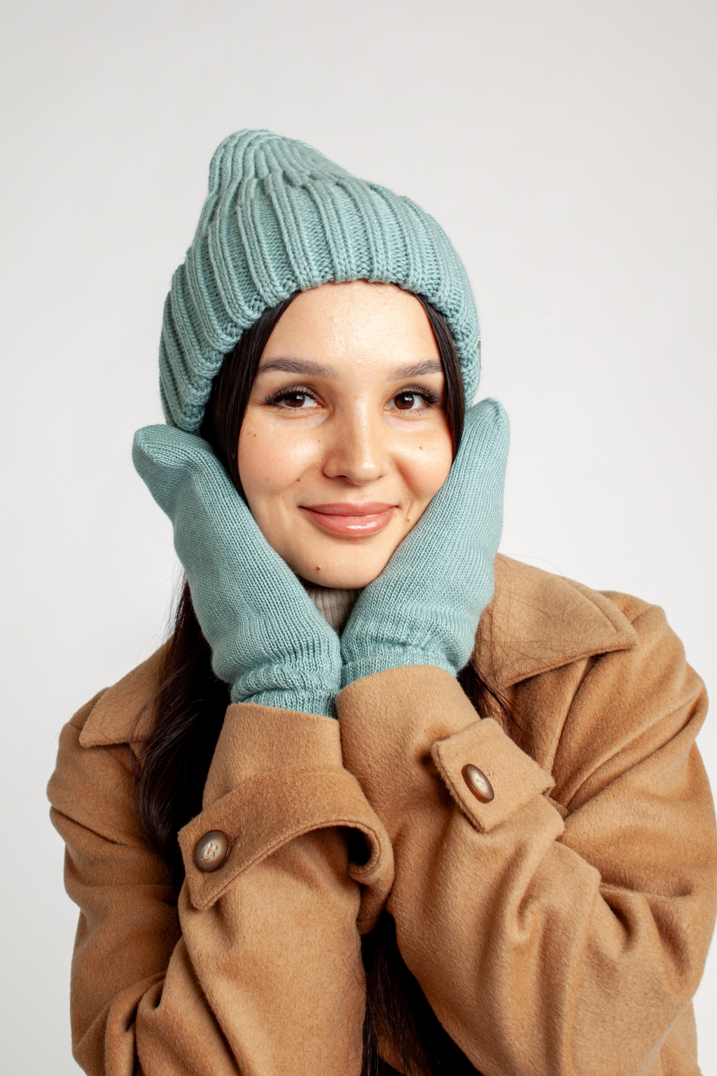 Шапка женская с отворотом. Является совершенным аксессуаром для утепления в осенний и зимний сезон.