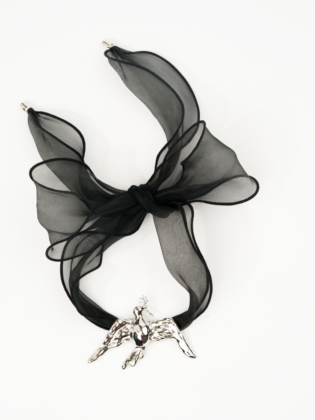 Дизайнерское колье с металлическим кулоном в виде летящей птицы серебряного цвета на текстильной ленте из черной плотной органзы. Длина ленты позволяет варьировать стиль колье. Украшение выполнено из гипоаллергенного сплава с гальваническим покрытием.  Вес колье составляет 39 гр, длина до 140 см.