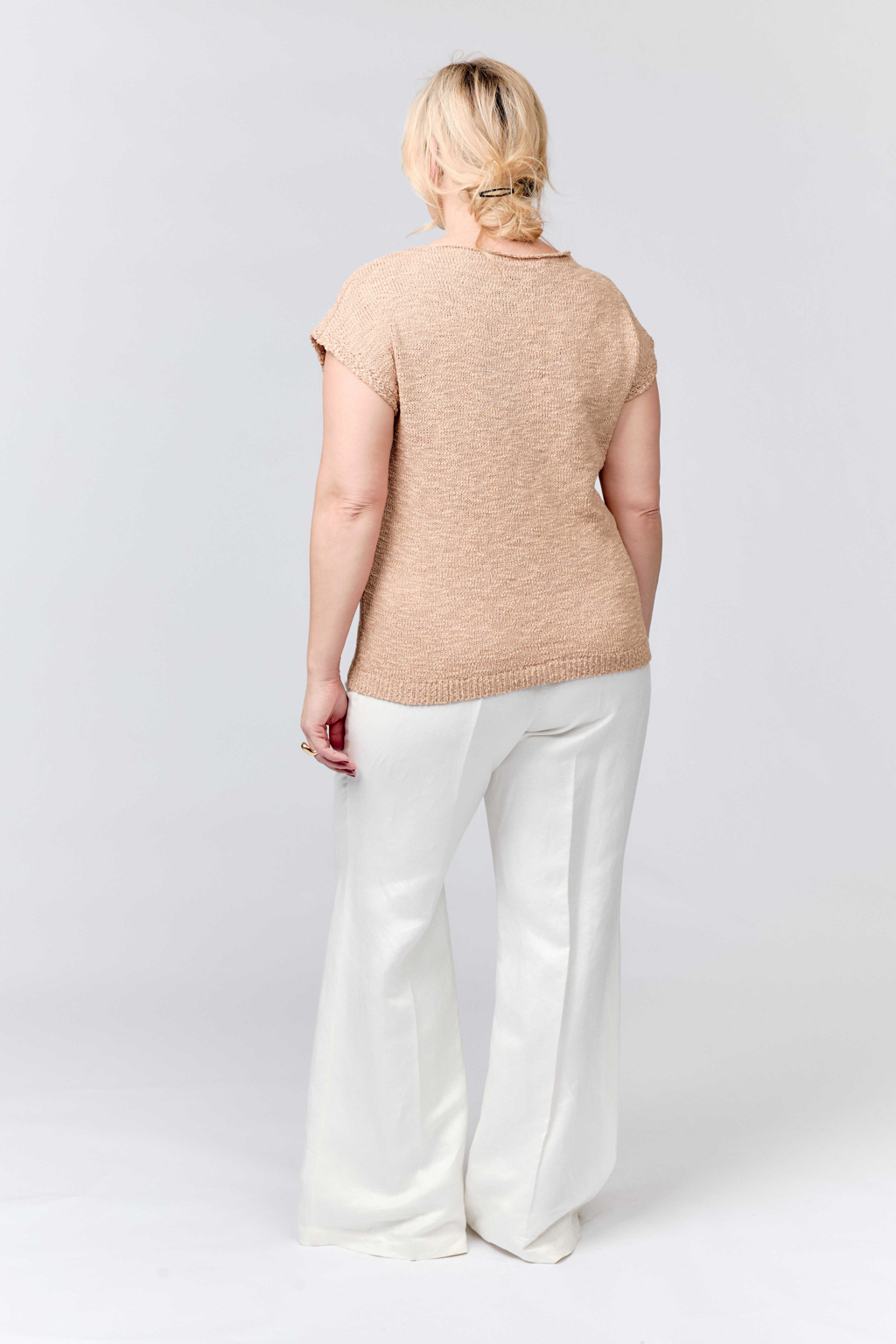 Джемпер без рукавов свободного кроя с круглым вырезом.