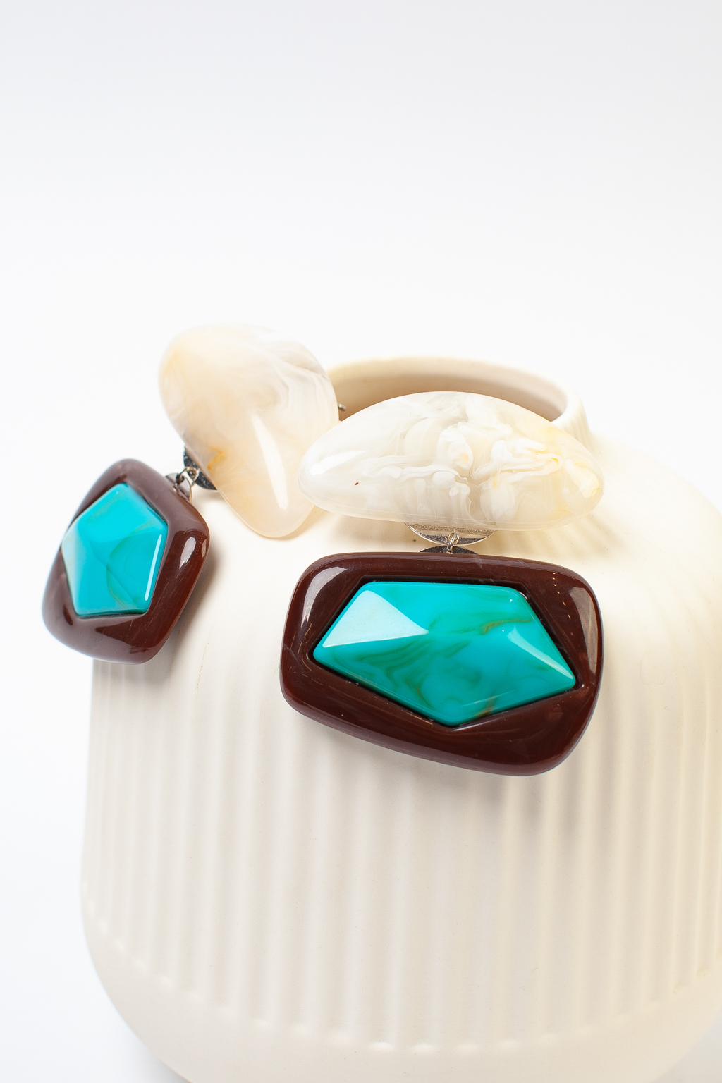 Серьги винтажные, геометрической формы. Выполнены из гипоаллергенного сплава и акрила.