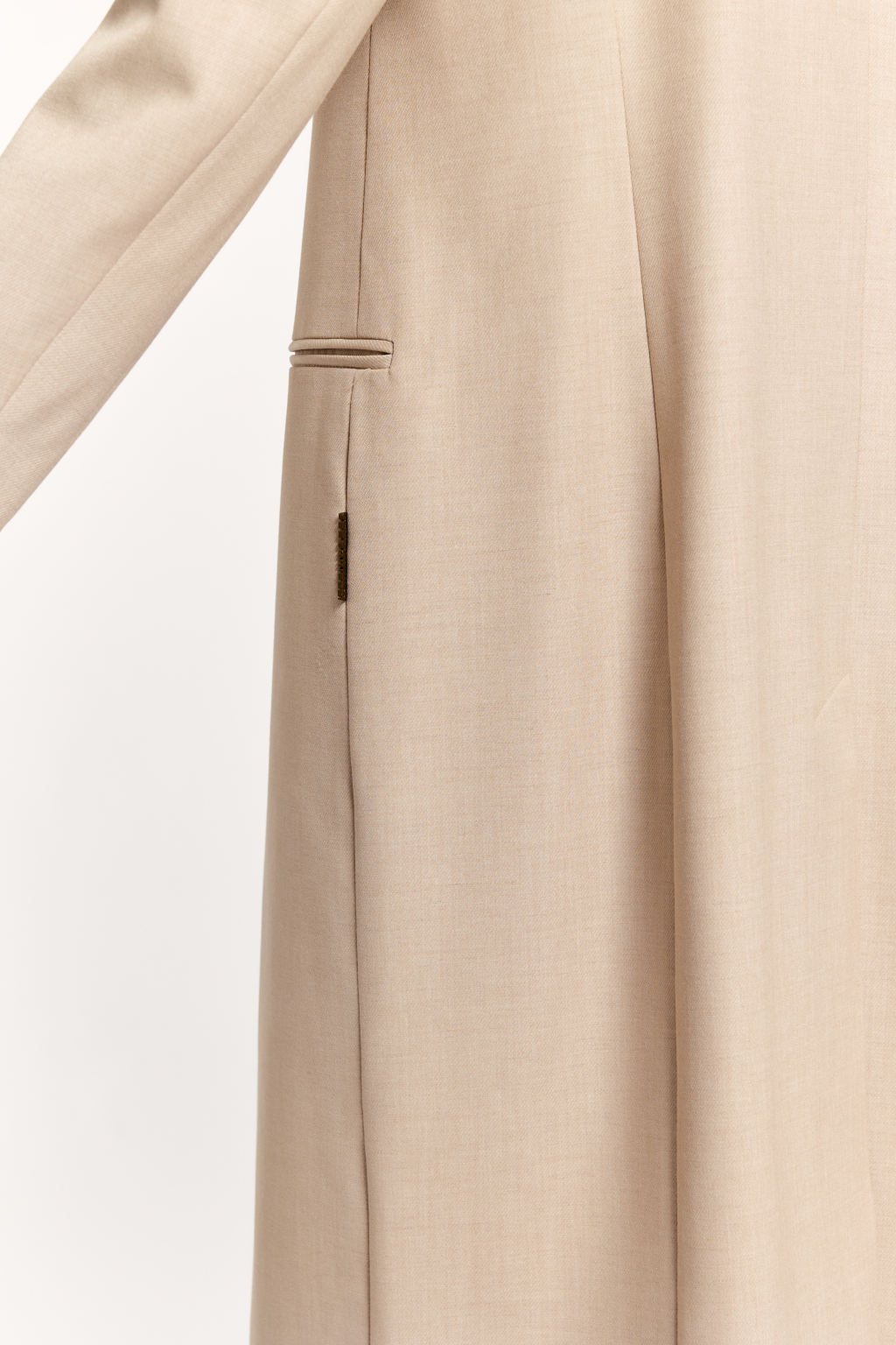 Легкое пальто прямого силуэта длиной до середины икры с застежкой на 3 пуговицы.