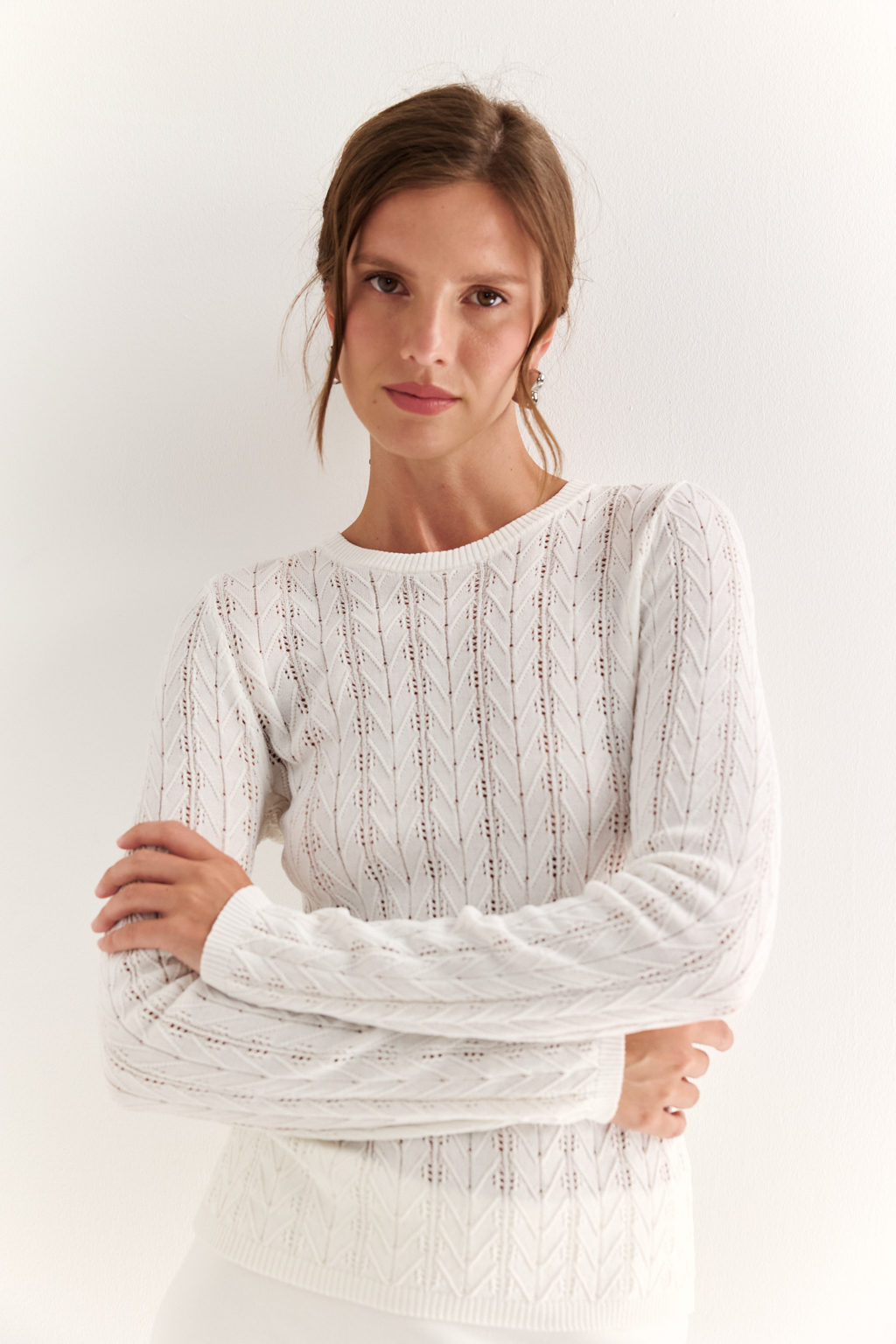 Джемпер прилегающего силуэта  ажурной вязки.