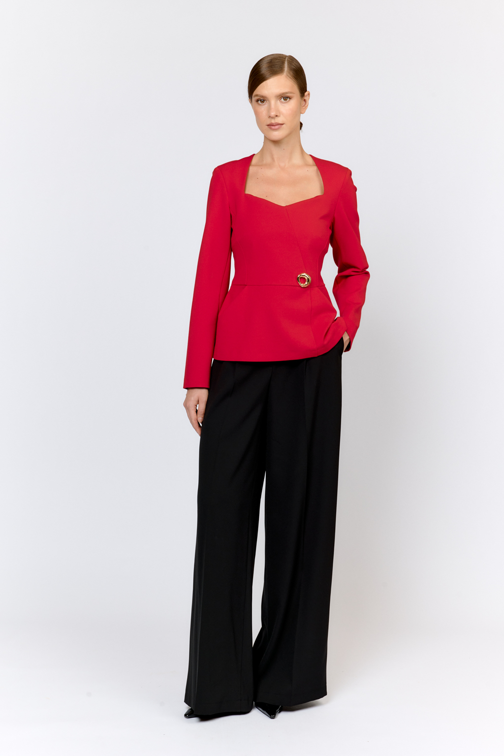 Жакет женственного приталенного силуэта с изящным фигурным вырезом горловины, малого объёма, прилегающего силуэта. Ниже линии талии баска со складками, придающими -модели эффект "тюльпан". Застегивается на потайную молнию на спинке. Выполнен из плотной трикотажной ткани с высокой эластичностью с содержанием вискозы. Вискоза делает ткань приятной к телу, обеспечивает воздухопроницаемость и пластичность. Нейлон  обеспечивает  износостойкость и стабильность насыщенного цвета.  Преимущества ткани: ткань хорошо держит форму, мягко облегая фигуру.  Не сминается, не требует особого ухода. Позволяет коже "дышать".  Трикотажный жакет сможет стать альтернативным решением классическому в гардеробе.