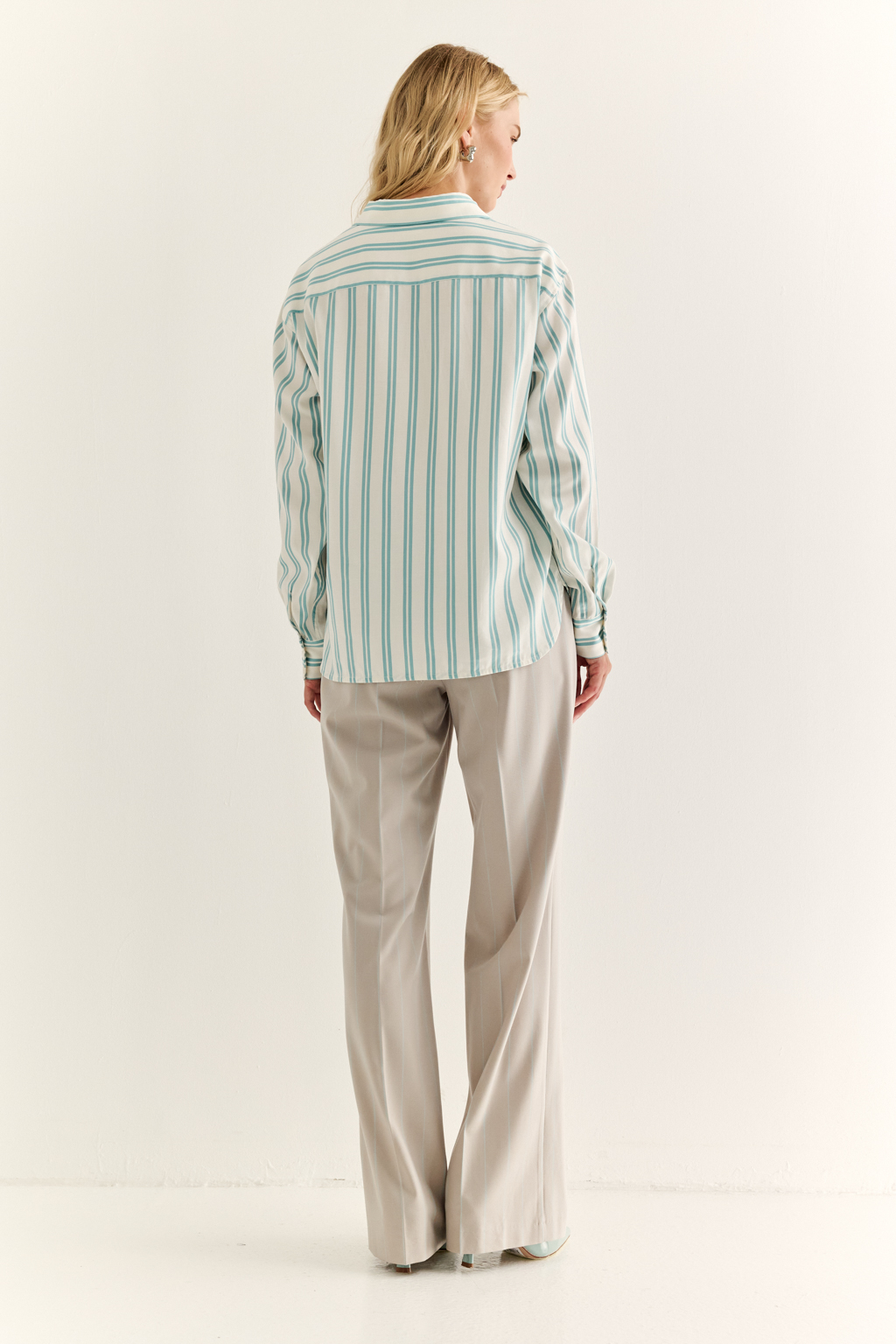 Базовая рубашка с вышивкой в широкую молочно-мятную полоску