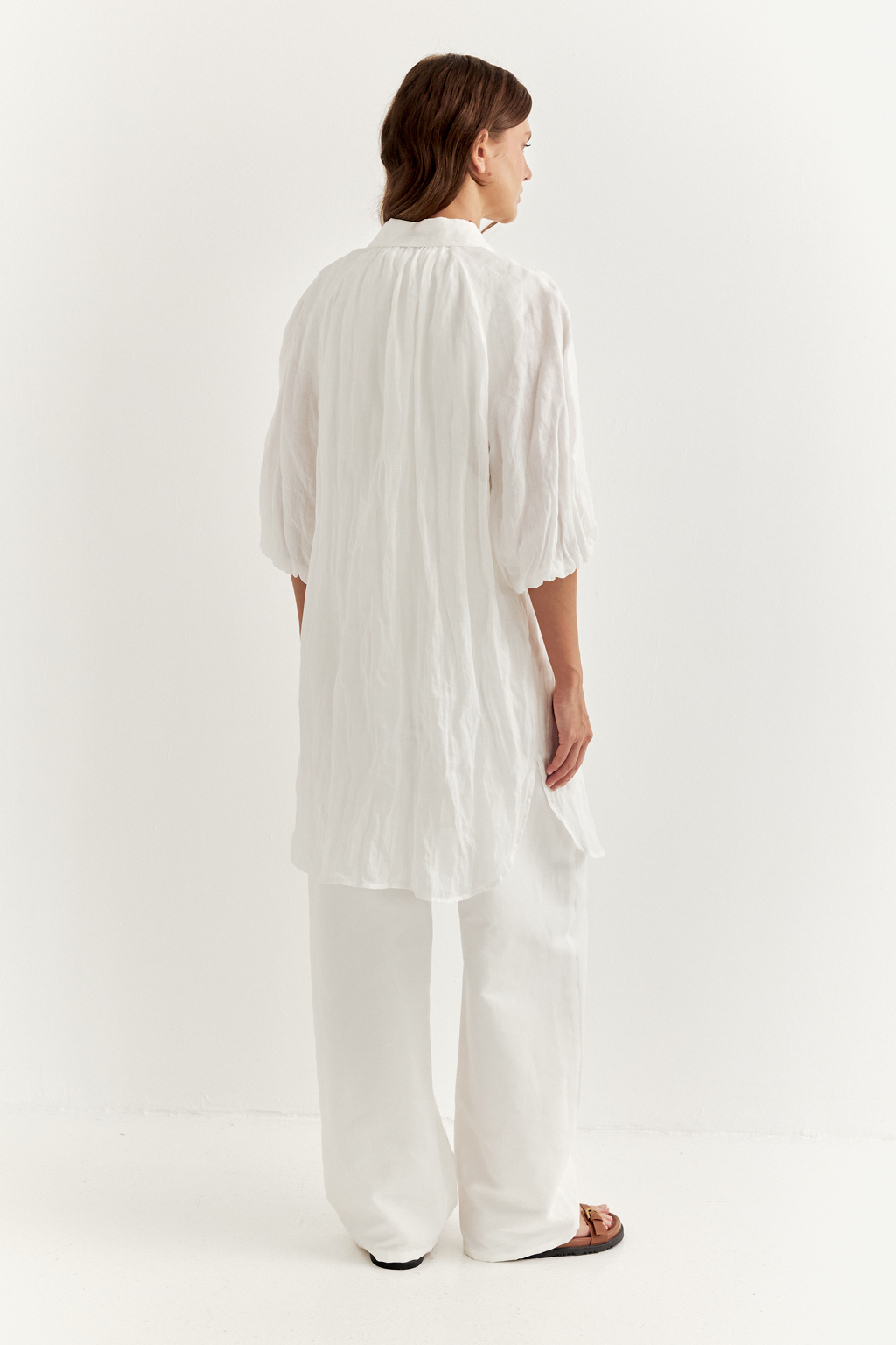 Блуза-туника из воздушной невесомомй вуали на стопроцентов состоящей из волокон крапивы молочного цвета. Блуза-туника прямого кроя имеет суппатную застежку, рубашечный воротник со стойкой, обьемные рукава-реглан одна вторая. Возможно создание естственного крэш-эффекта, туника не требует сложного ухода. Идеально подходит для создания многослойного образа с топами и брюками.