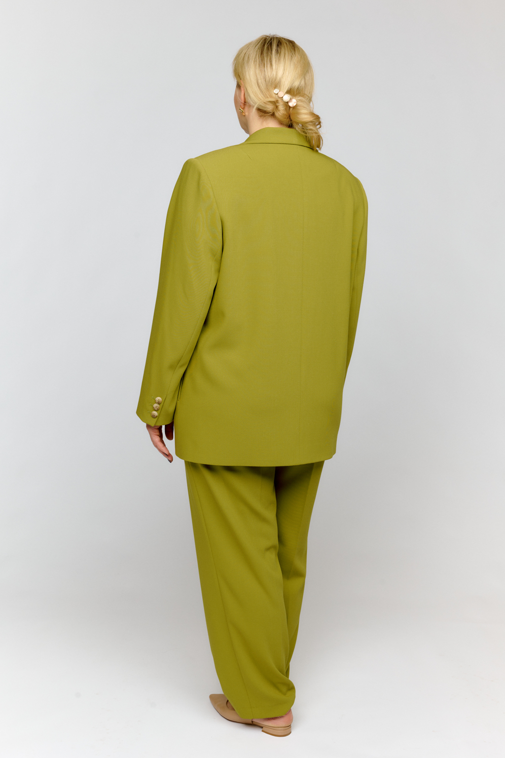 Жакет свободного силуэта зауженный книзу на две пуговицы. Воротник шалька.