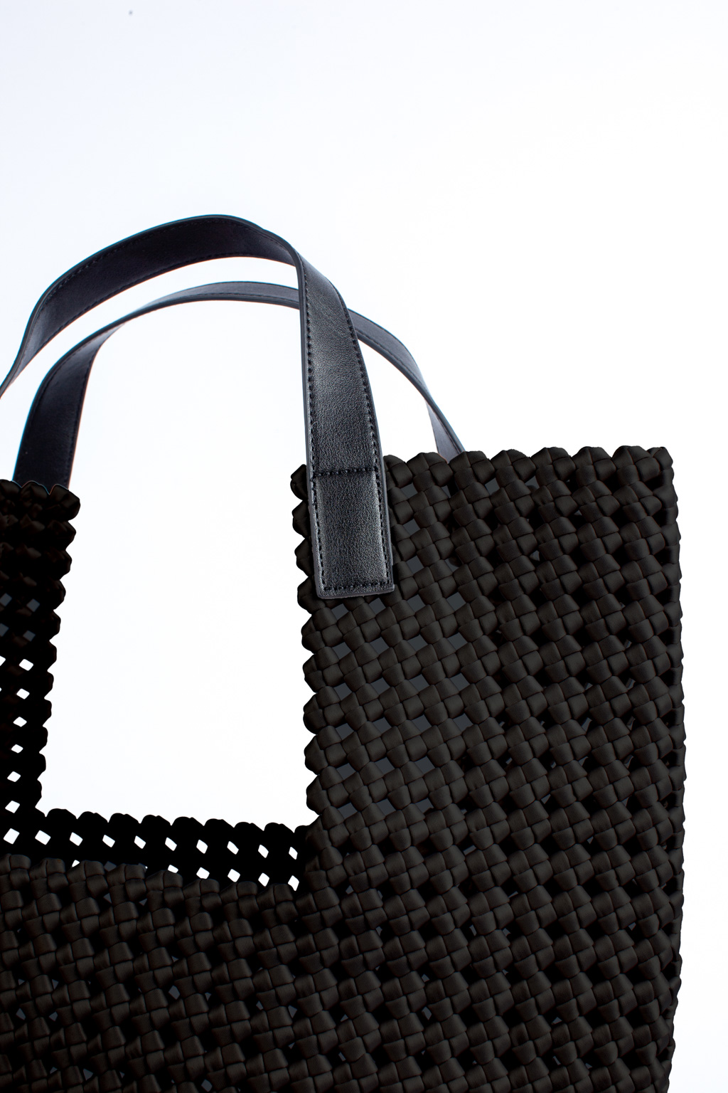 Стильная, плетеная сумка - тоут выполнена из высокотехнологичного нейлона , ручки - натуральная кожа . Несмотря на воздушный вид сумка держит форму.  Внутри есть косметичка на молнии для хранения мелочей. Цвет фурнитуры - серебро.

Вес 1080

Размер: 43 x 45 (+10 ручка) x 13 cm ( длина x высота x ширина)