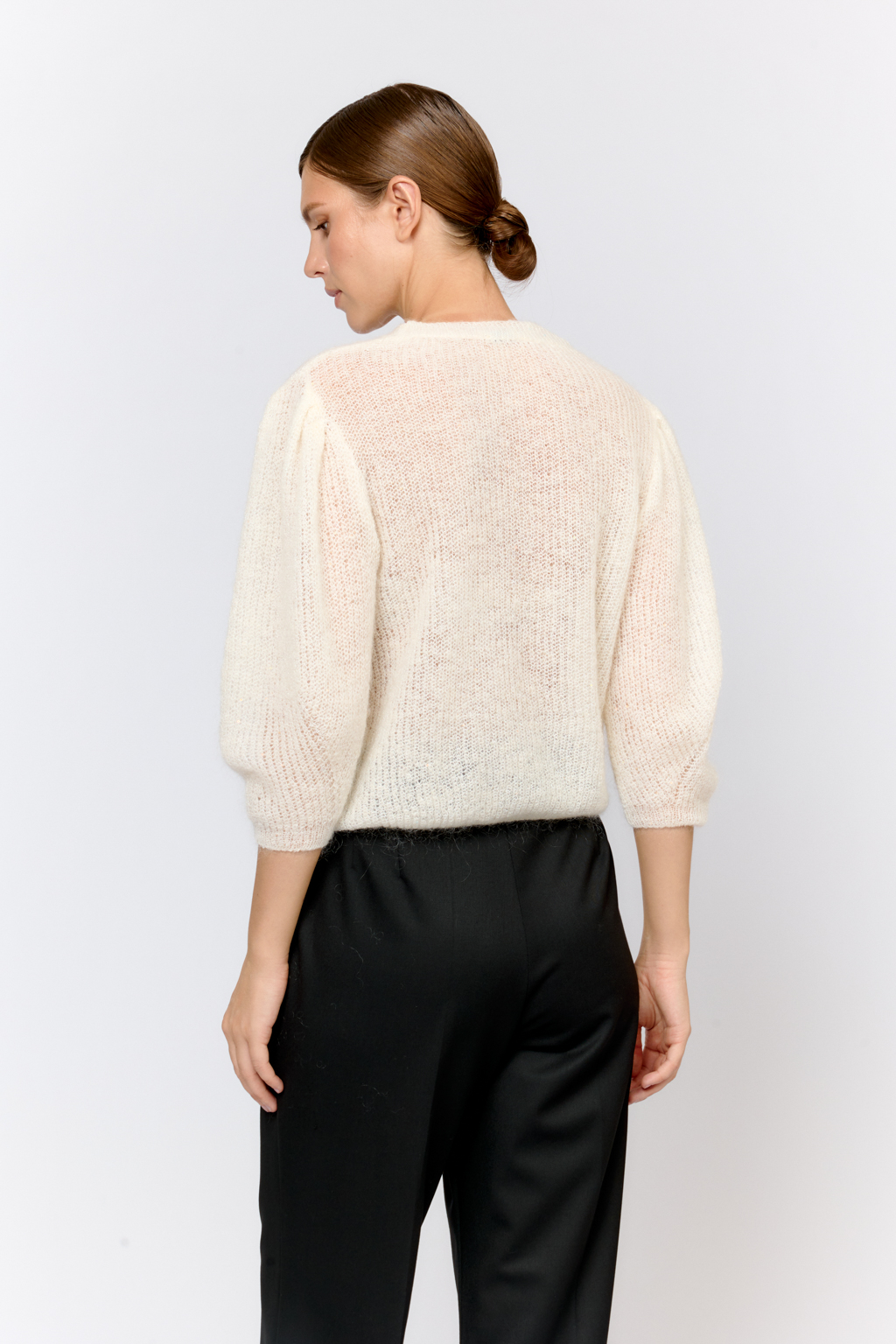 Легкий кардиган с центральной застежкой на пуговицы, V-образной горловиной и укороченным рукавом. Выполнен в премиальной пряже в составе которой, мохер и шерсть. Невесомый на вид, кардиган теплый и уютный. Мохер обладает множеством преимуществ: он легкий, обладает натуральным блеском, прочностью и долговечностью, отлично удерживает тепло. Кроме того, мохер устойчив к скатыванию и деформации. Модель кардигана умеренного объема с укороченным рукавом, идеальна для вечерних образов.