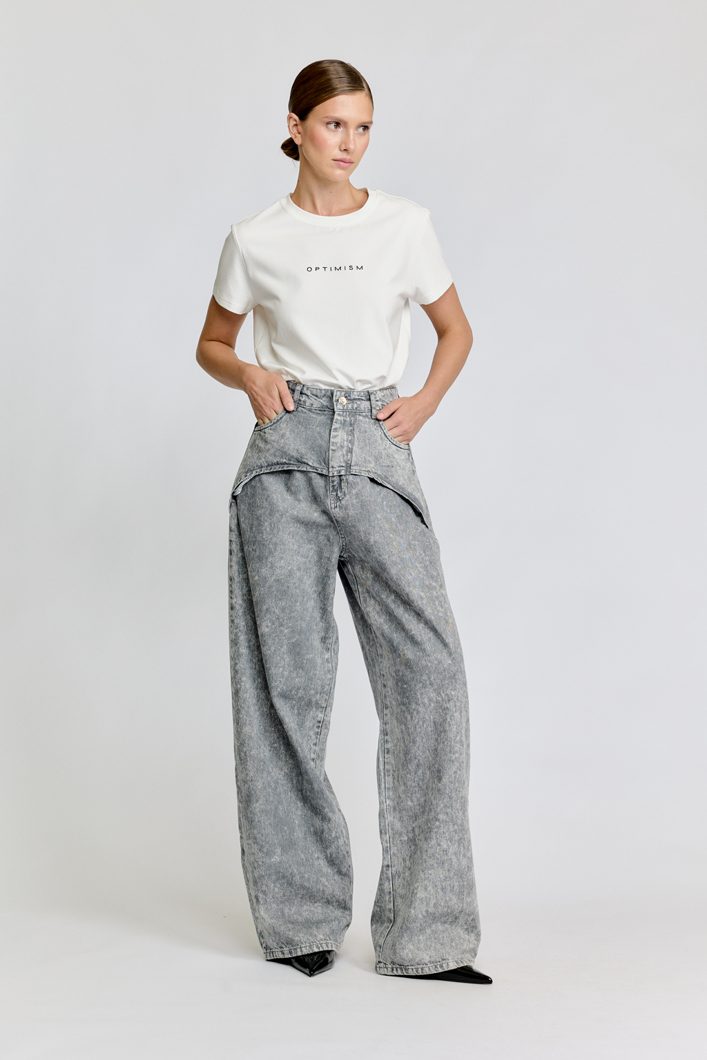 Расклёшенный от бедра крой Wide leg, застёжка на молнию и пуговицу, накладные карманы сзади, спереди оригинальный декор с карманами, накладные карманы сзади