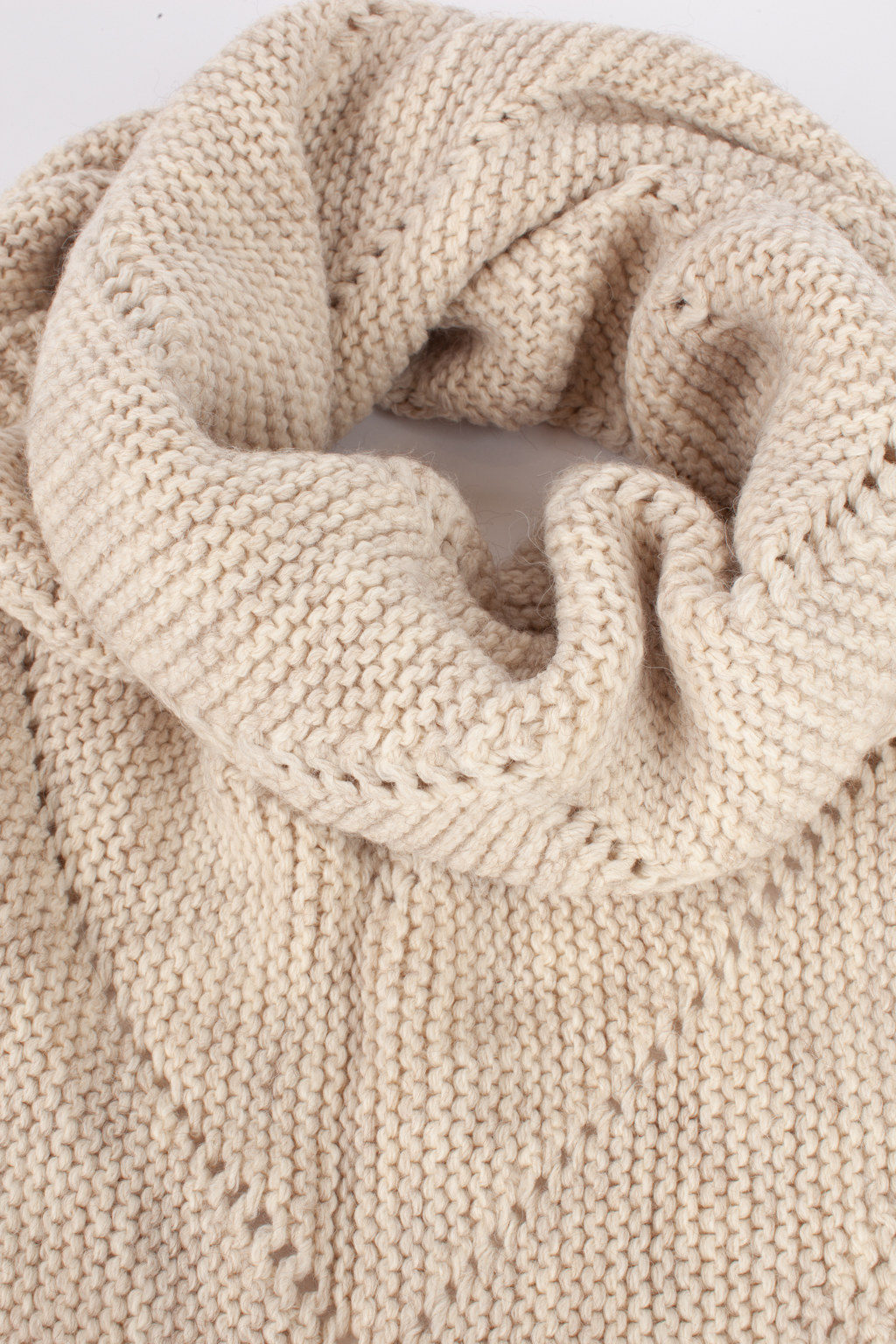 Косынка женская-  универсальный аксессуар, обладающий согревающей функцией и возможность обыгрывать образ в любой интерпритации. В составе материала шерсть, обеспечивающая морозоустойчивость и сохранения тепла в холодный период.