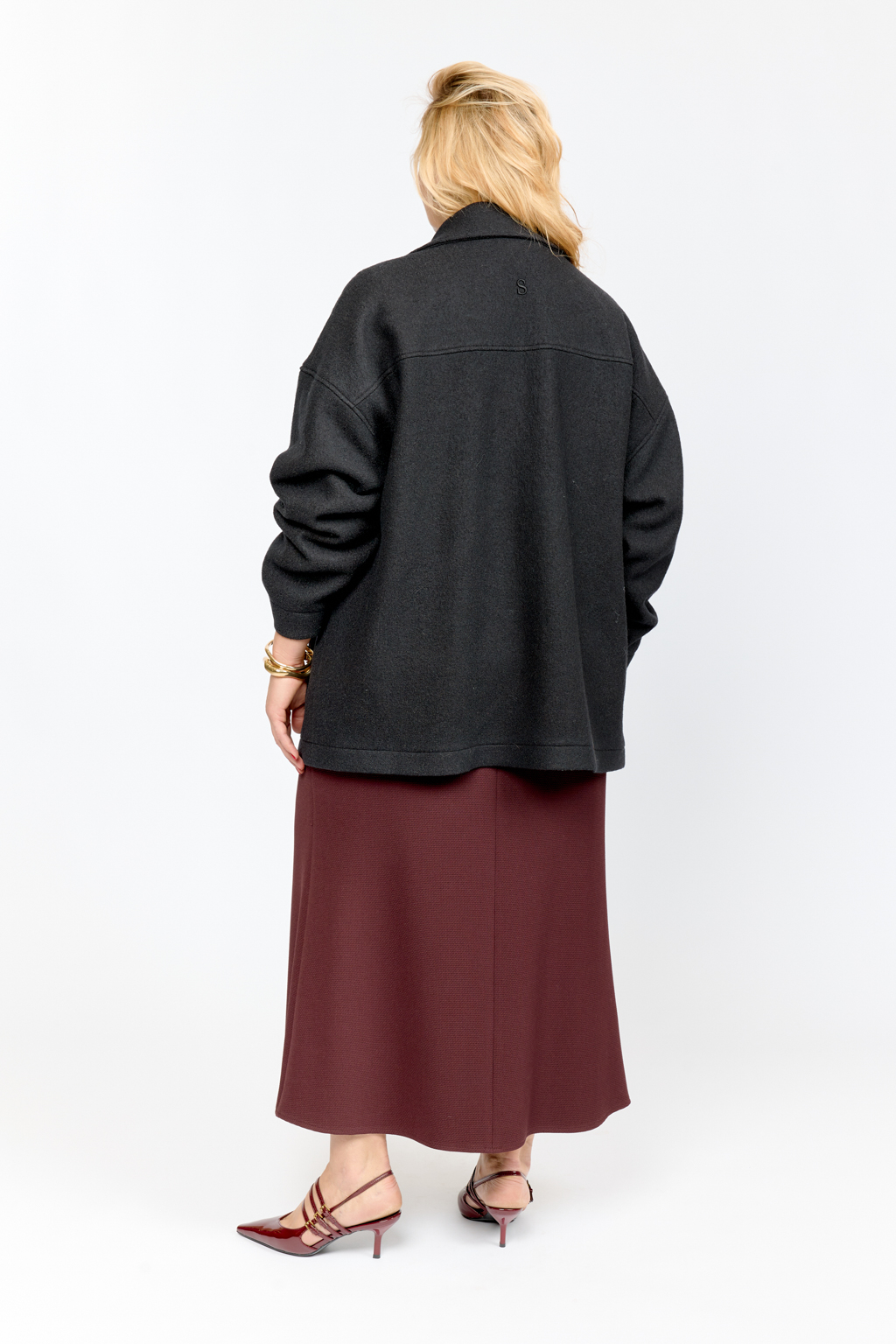Полупальто с английским воротником свободного оверсайз кроя со спущенным рукавом и застежкой на 2 пуговицы. Длина до середины бедра. На спике вышивка "S".