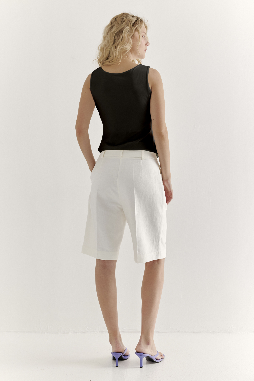 Топ-майка черного цвета из трикотажа бамбук с лайкрой.