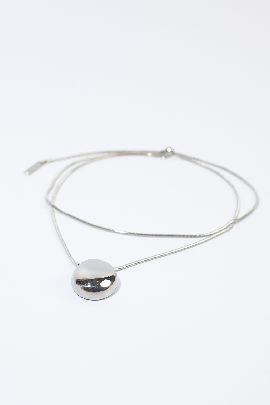 Подвеска на шнурке с кулоном из титановой стали. Стильный дизайн украсит любой образ. Длина регулируется.