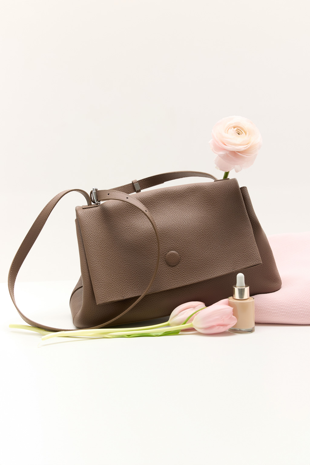 Стильная сумка на плечо в коричневом оттенке выполнена из натуральной зернистой кожи. Сумка закрывается клапаном на магнитную кнопку и на молнию. Внутри 2 отдела, разделенных средником с карманом на молнии. На внутренних боковых стенках есть 3 кармана для мелочей: 2 открытых и на молнии. На тыльной стороне предусмотрен карман быстрого доступа на молнии. В комплекте два съемных ремня для комфортного ношение аксессуара в руке и на плече , ширина 1,5 см и 2,5 см.