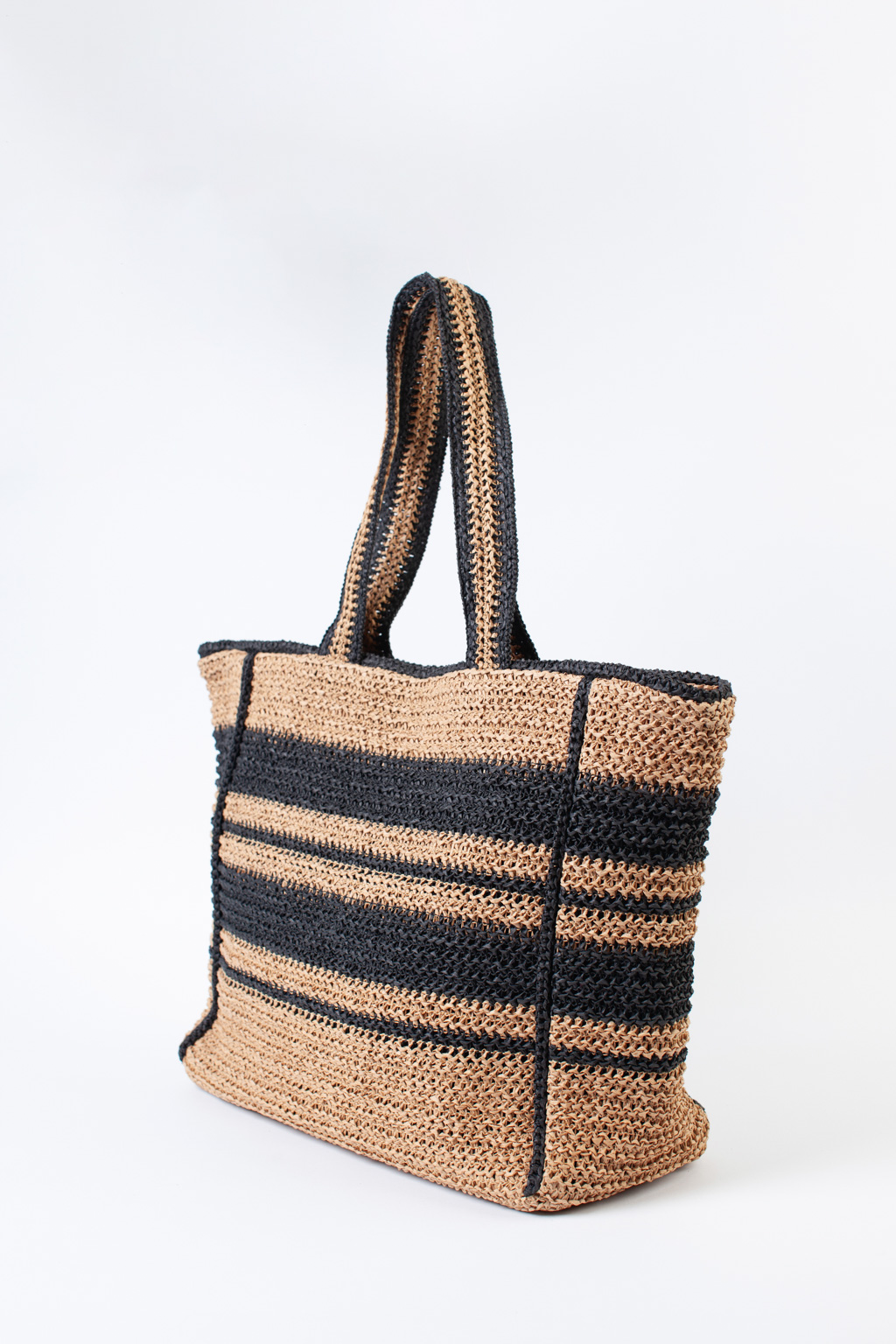 Плетеная сумка из качественной целлюлозы создана для настоящих ценительниц стиля и практичности. Интересный дизайн в виде полоски добавит уникальности своей обладательнице. Вместительного размера сумка имеет внутренний кармашек, тканевый подклад в виде увеличенного мешка, который при желании можно затянуть, чтобы вещи не вываливались Размеры 54*35*17 см