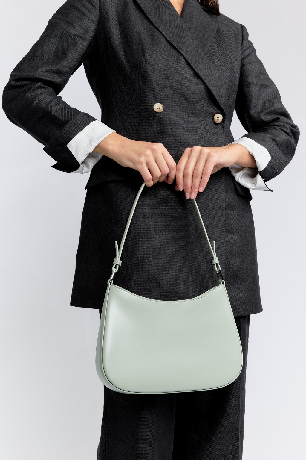 Оригинальная кросс-боди выполнена  из натуральной гладкой кожи  .Сумка закрывается на молнию с металлическим поводком. Внутри 2 боковых кармана для мелочей: открытый и на молнии.  В комплекте идут 2 съемных плечевых ремня: длина первого - 45 см, ширина - 2 см; второй - 125 см,  регулируется по длине, ширина - 1,5 см.