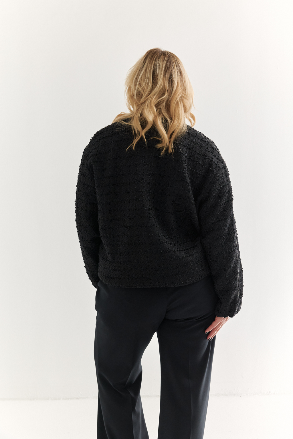 Бомбер в стиле Шанель свободного кроя на молнии и резинке по низу. Декоративная бисерная тесьма по рукавам и полочке. Идеально дополнит любой вечерний образ. Полиэстеровая ткань, из котрой выполнена модель,  практична  в уходе, устойчива к износу, долго сохраняет яркость цвета. Преимущества ткани: твид премиального качества. Мягкая фактурная поверхность выглядит благородно и современно. Ткань держит форму и устойчива к деформации, мягкая и приятная к телу.