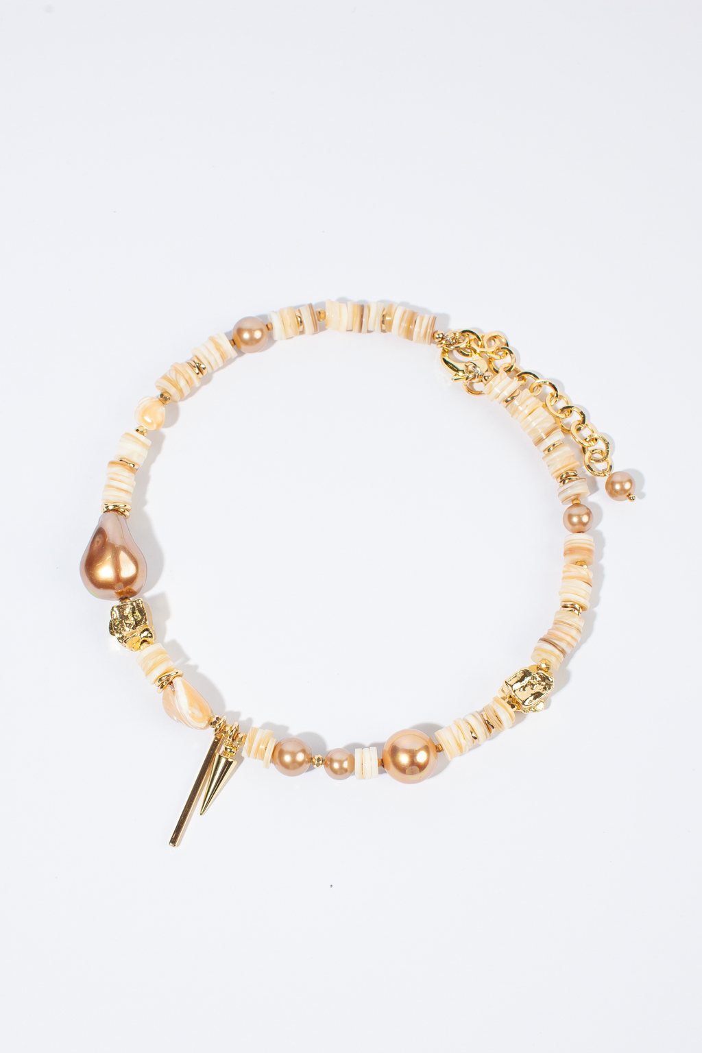 Дизайнерское колье с белым перламутром и майоркой подчеркнет неповторимый стиль и уникальность своей обладательницы. Гематит придаст благородный метталический блеск и сияние натуры. Фурнитура выполнена из гипоаллергенного сплава со стойким гальваническим покрытием.