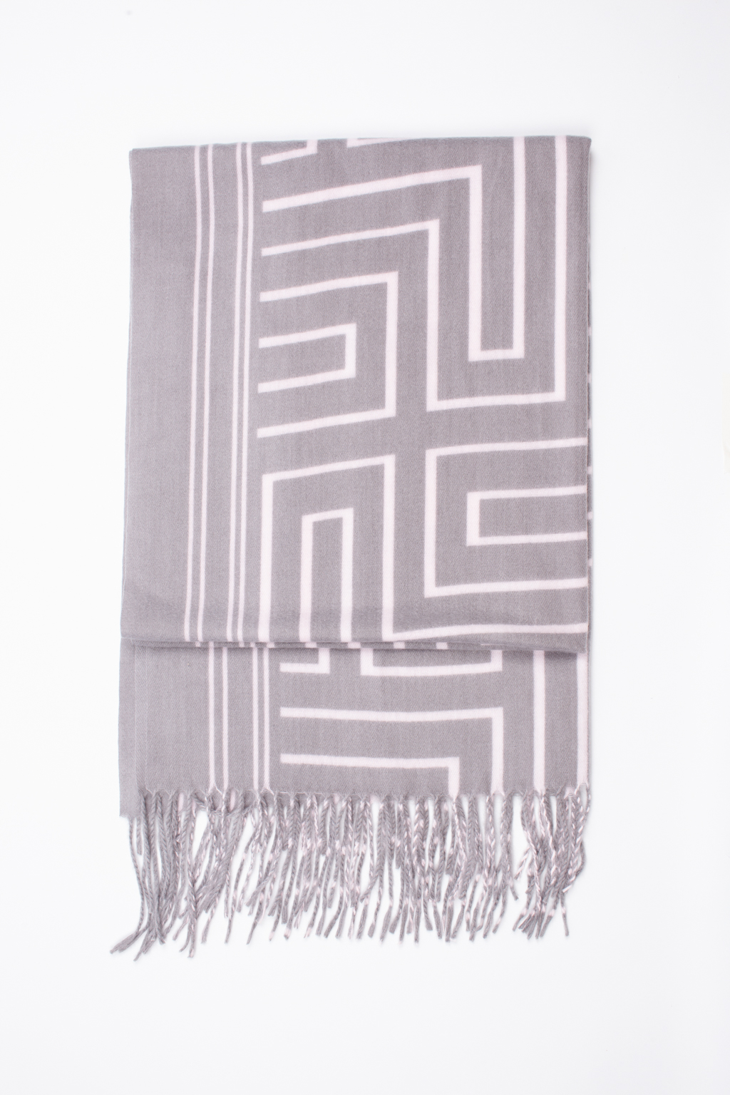 Палантин с геометрическим принтом изготовлен из практичной и приятной на ощупь 100 % вискозы. Изделие согреет в прохладную погоду, защитит от ветра голову и шею, с легкостью адаптируясь к различным комплектам для межсезонья.