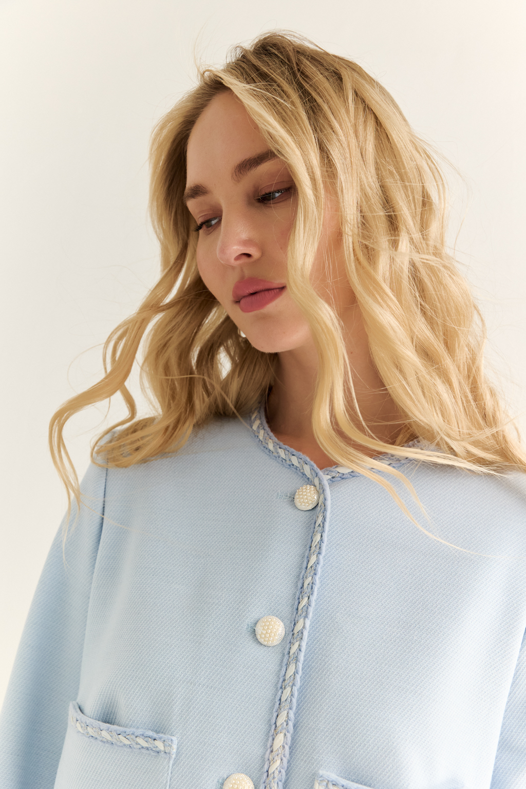 Жакет в стиле Chanel: вечная классика с характером. Икона женственности в новом прочтении — жакет в стиле Chanel с характерными элементами: округлым вырезом, выразительной декоративной тесьмой и крупными акцентными пуговицами. Прямой укороченный силуэт подчёркивает линию талии и делает модель идеальной как для офисного образа, так и для изысканного вечера. Накладные карманы добавляют практичности и шарма, а отделка по борту и рукавам формирует изящную рамку силуэта. Носите с юбкой, джинсами или брюками — он добавит статусности в любой комплект. Легендарный силуэт. Современное звучание.