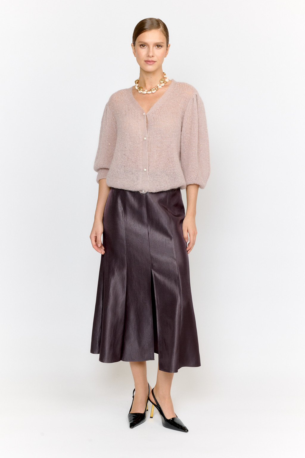 Легкий кардиган с центральной застежкой на пуговицы, V-образной горловиной и укороченным рукавом. Выполнен в премиальной пряже в составе которой, мохер и шерсть. Невесомый на вид, кардиган теплый и уютный. Мохер обладает множеством преимуществ: он легкий, обладает натуральным блеском, прочностью и долговечностью, отлично удерживает тепло. Кроме того, мохер устойчив к скатыванию и деформации. Модель кардигана умеренного объема с укороченным рукавом, идеальна для вечерних образов.