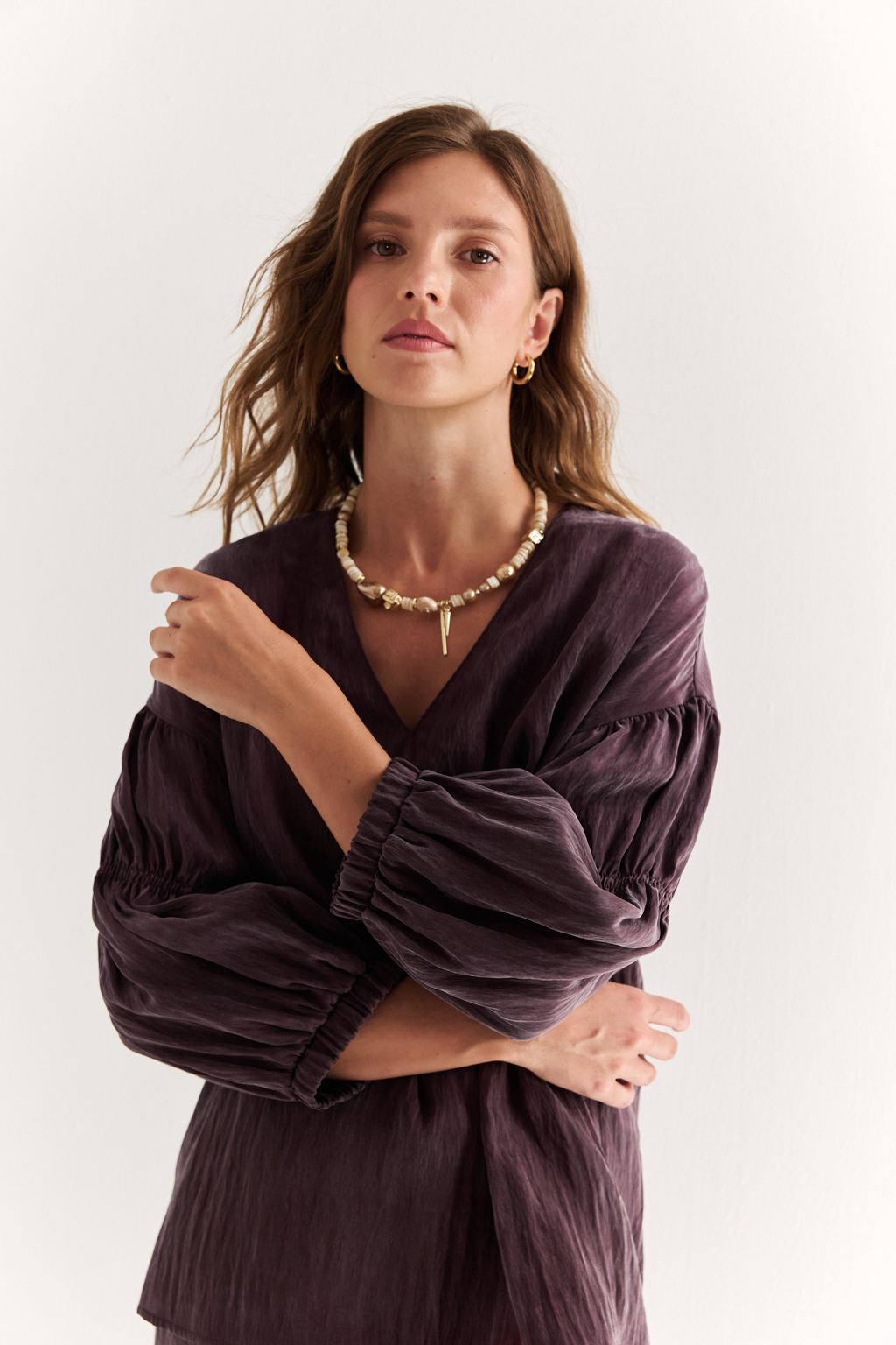 Дизайнерское колье с белым перламутром и майоркой подчеркнет неповторимый стиль и уникальность своей обладательницы. Гематит придаст благородный метталический блеск и сияние натуры. Фурнитура выполнена из гипоаллергенного сплава со стойким гальваническим покрытием.