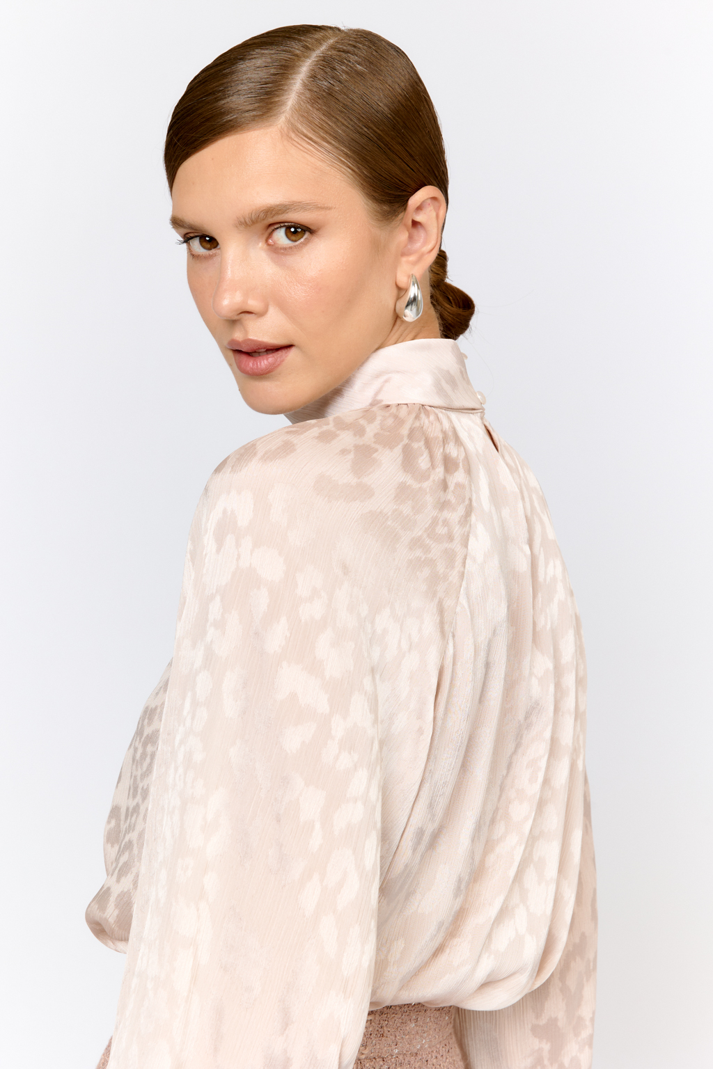 Блуза свободного кроя с объемным рукавом на резинке. Рукав реглан. Шифон дарит  изделию легкость, воздушность и мягкий драпирующийся силуэт. Преимущества ткани: воздушная  текстура, практичность в уходе и стойкость цвета. Легкость материала позволяет  создать многослойные силуэты без утяжеления.