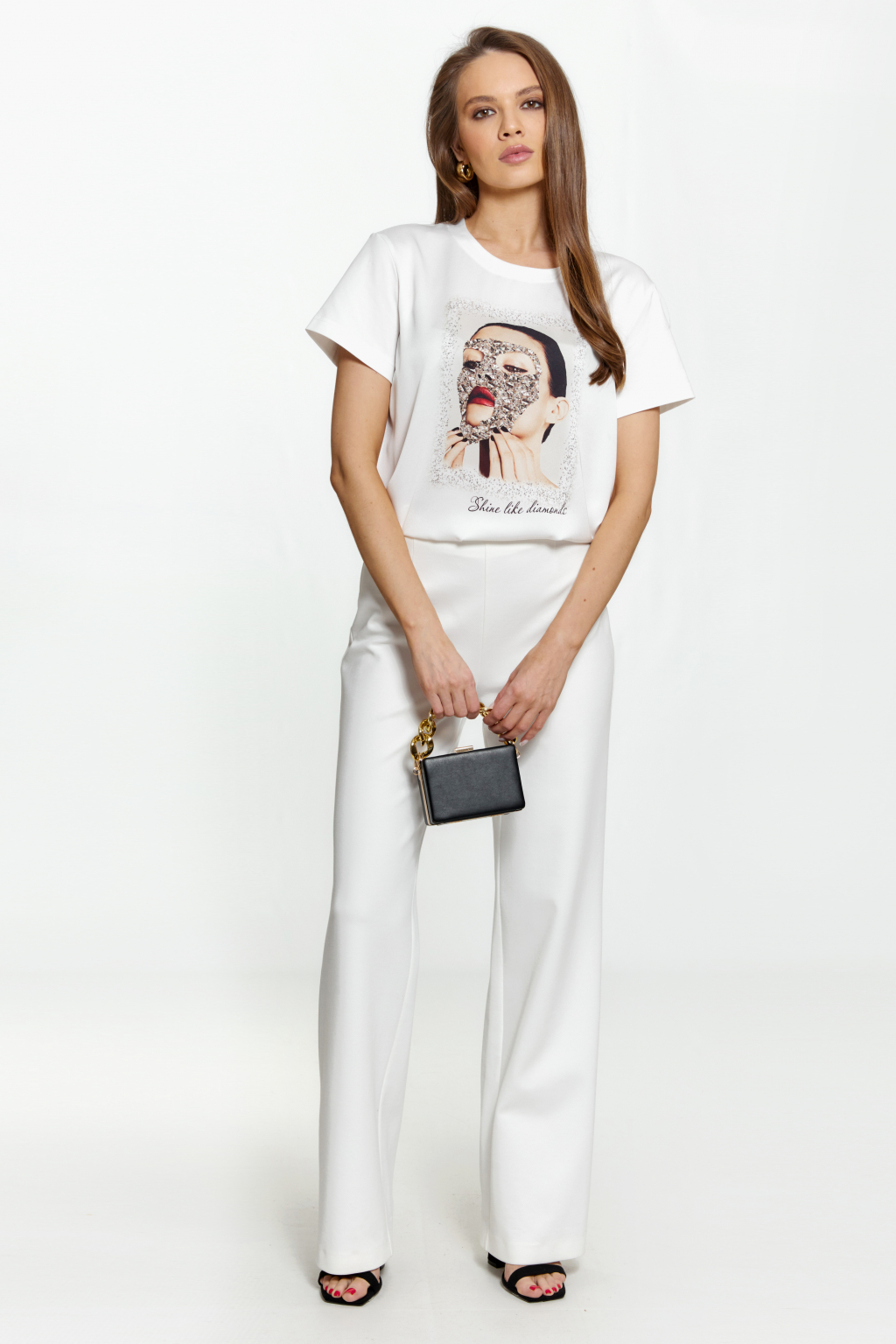 Комбинированная  футболка свободного силуэта с  короткими рукавами. По полочке принт.