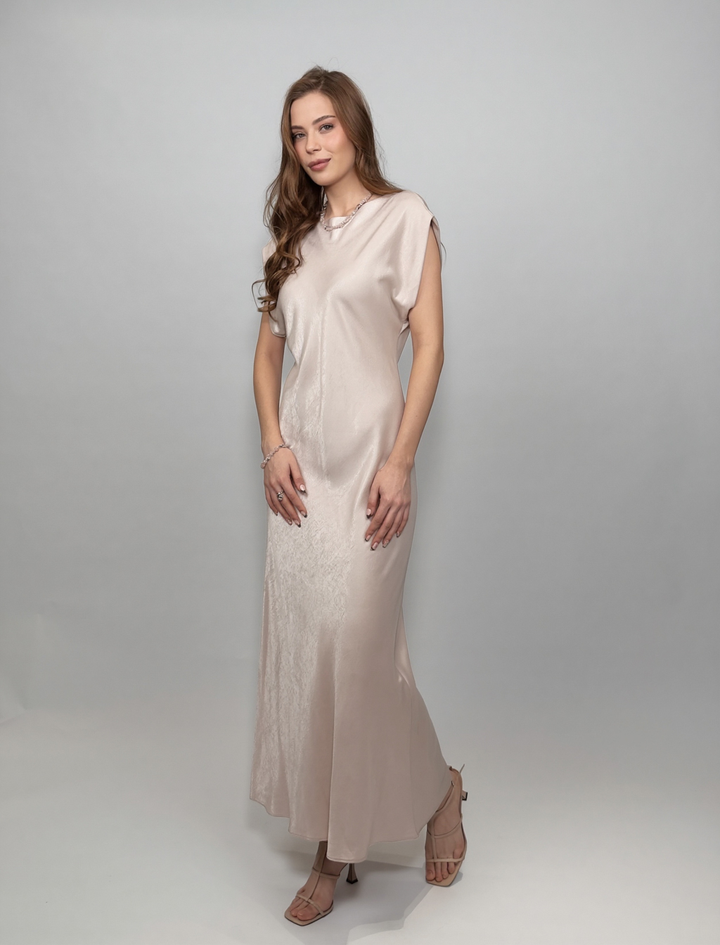 Нежное розовое колье выполнено из натурального кварца, майорки и серебрянного гематита. Длина изделия 39-44 см. Фурнитура выполнена из гипоаллергенного сплава со стойким гальваническим покрытием.