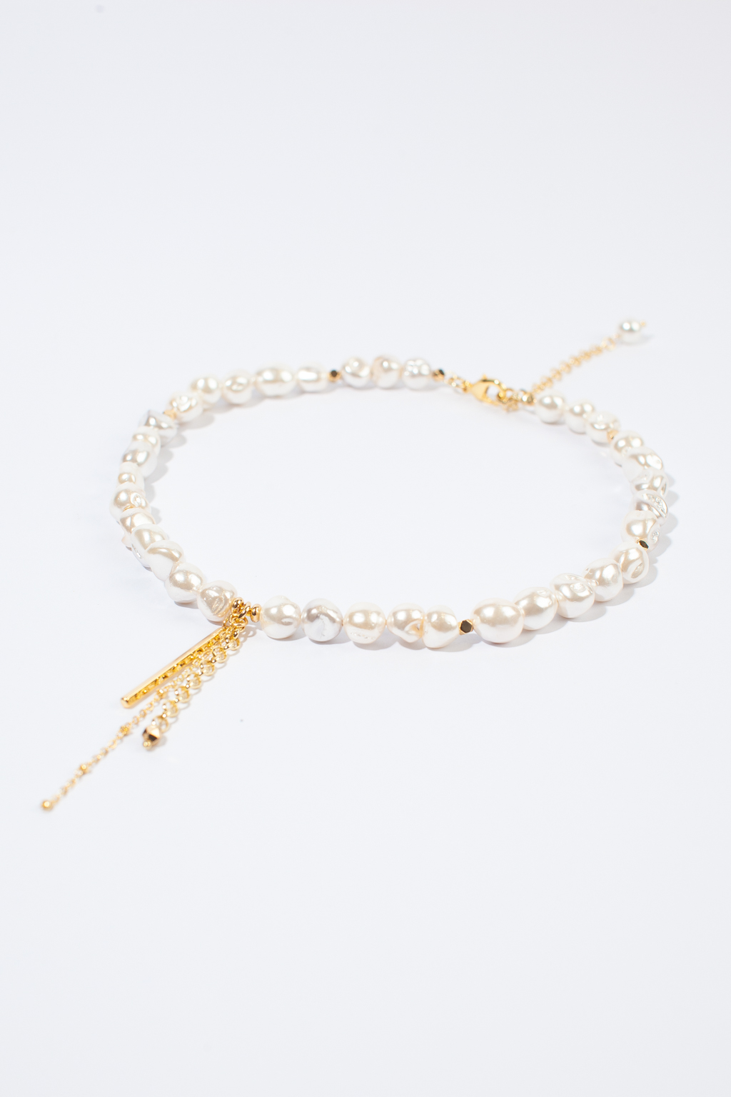 Лаконичное базовое колье из высококачественной белой майорки идеально дополнит образ. Фурнитура выполнена из гипоаллергенного сплава со стойким гальваническим покрытием.