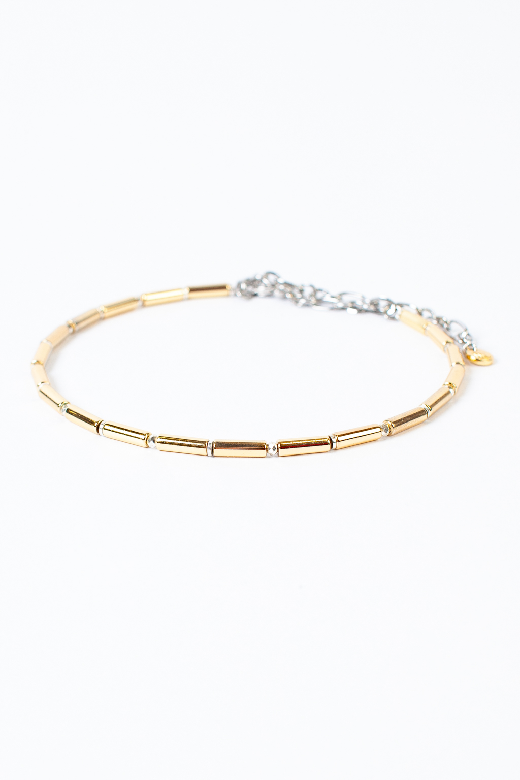 Лаконичное современное колье золотого цвета выполнено из гальванизированного хрусталя и гематита. Идеально для повседневного или вечернего образа. Длина колье регулируется от 33 до 50 см. Фурнитура выполнена из гипоаллергенного сплава со стойким гальваническим покрытием.